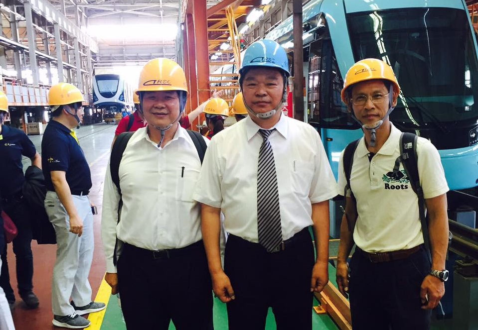 台車公司董事長蔡煌瑯（中）今在臉書發文批評台北市政府萬大線排除國內廠商投標，是瞧不起國內廠商。（取自蔡煌瑯臉書）