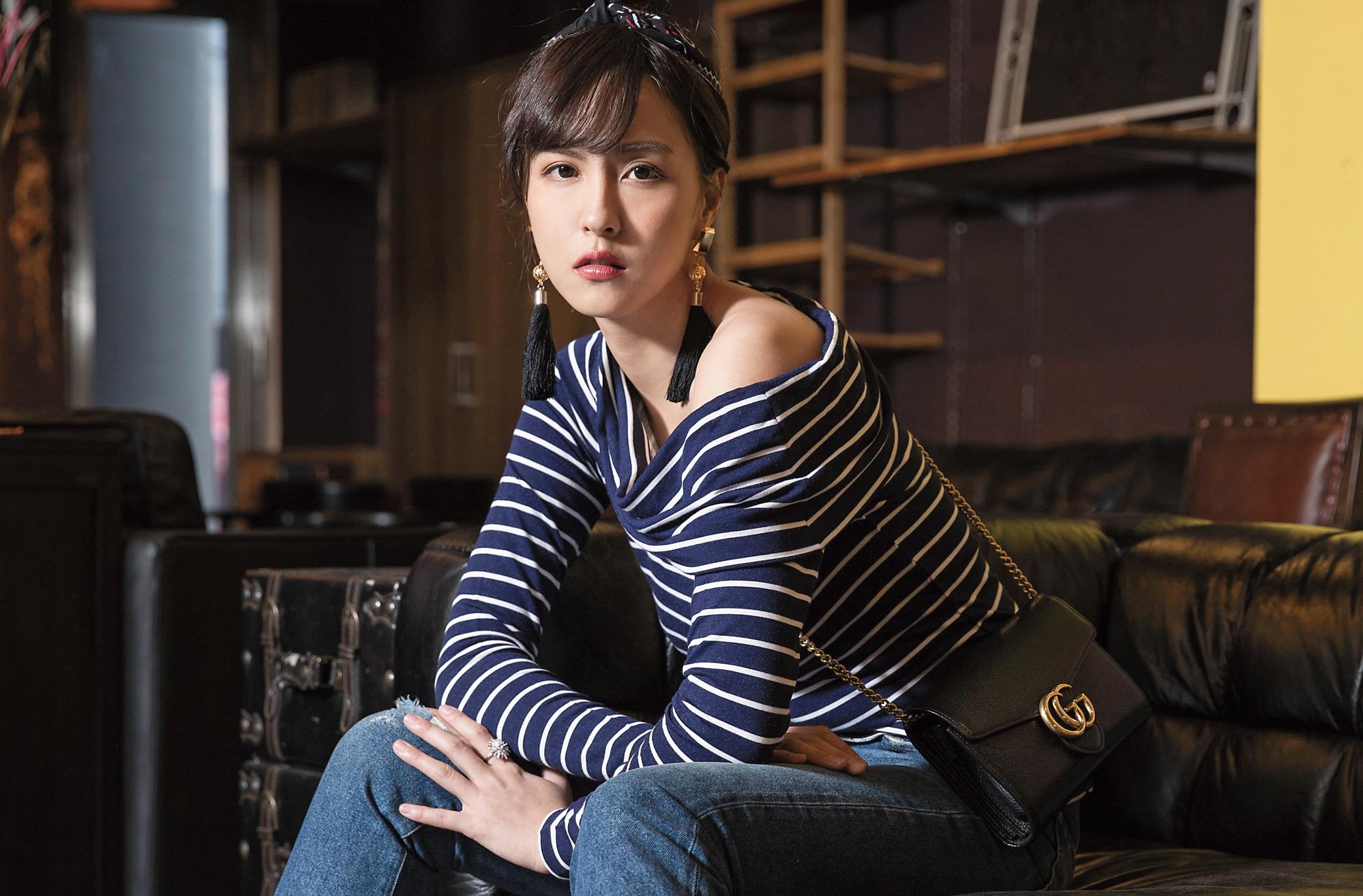 MOUSSY髮帶,約NT$880。Club Monaco條紋上衣,NT$4,900。GUCCI GG Marmont鍊帶包,約NT$40,000。