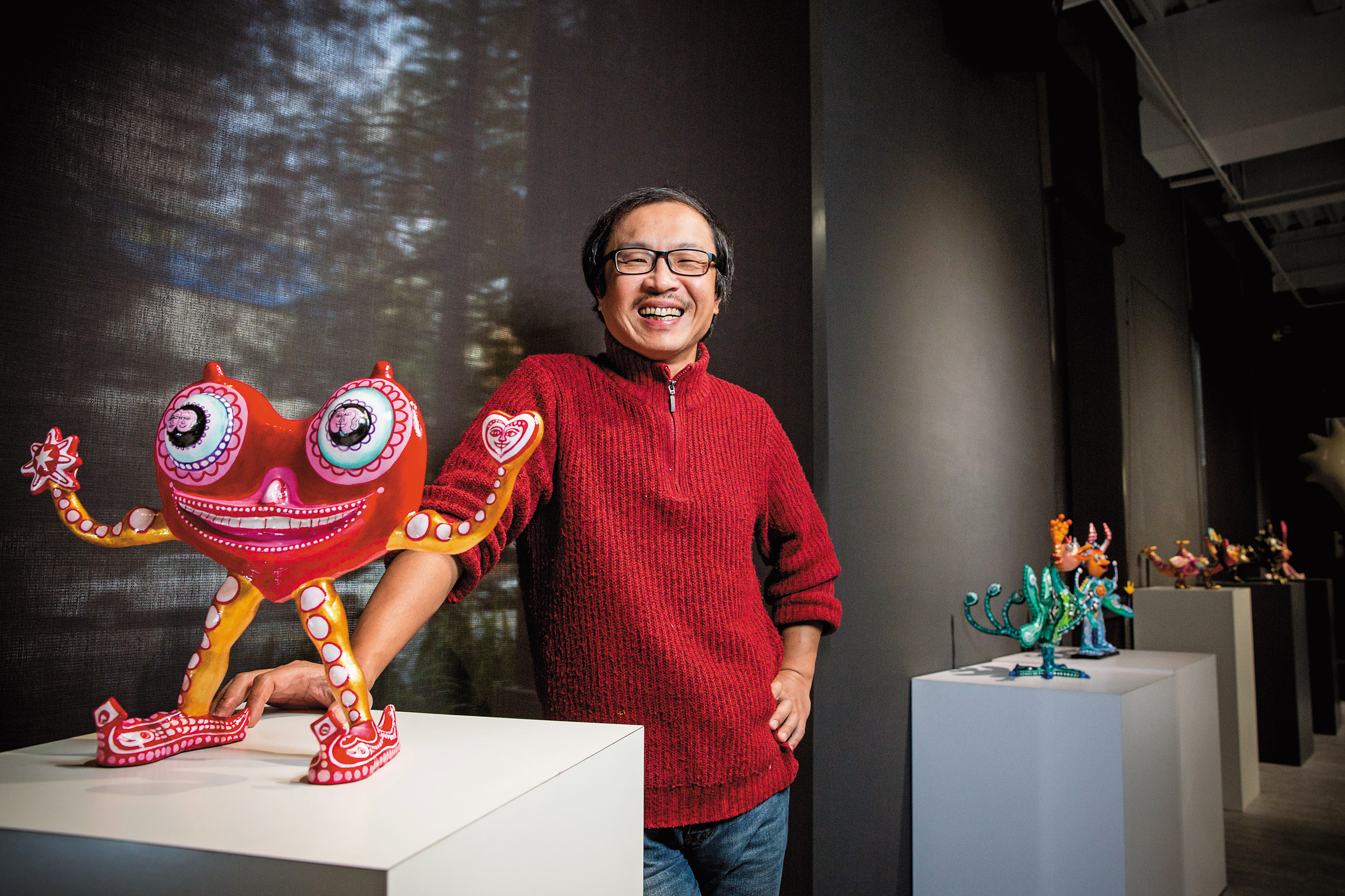 去年，張立曄第一次嘗試立體雕塑，每個小怪獸都有濃厚鮮豔的色彩，帶著童趣又奇詭的笑容。開展前一天，張立曄在臉書寫下：「獻給我的兒子。」