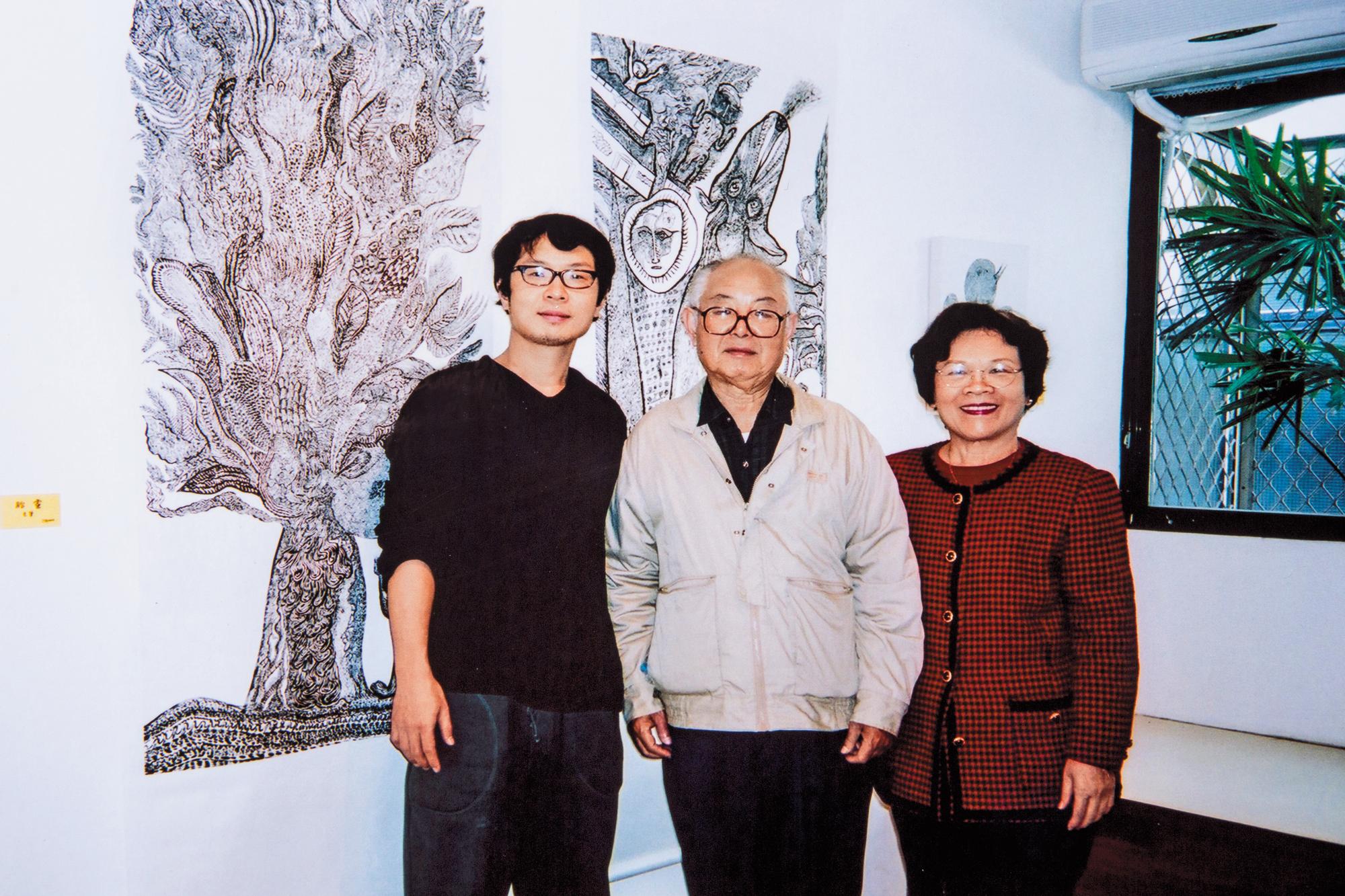婚後，張立曄（左）在家裡舉辦「家庭美術館」展覽，與父母親留下難得的合照。（張立曄提供）