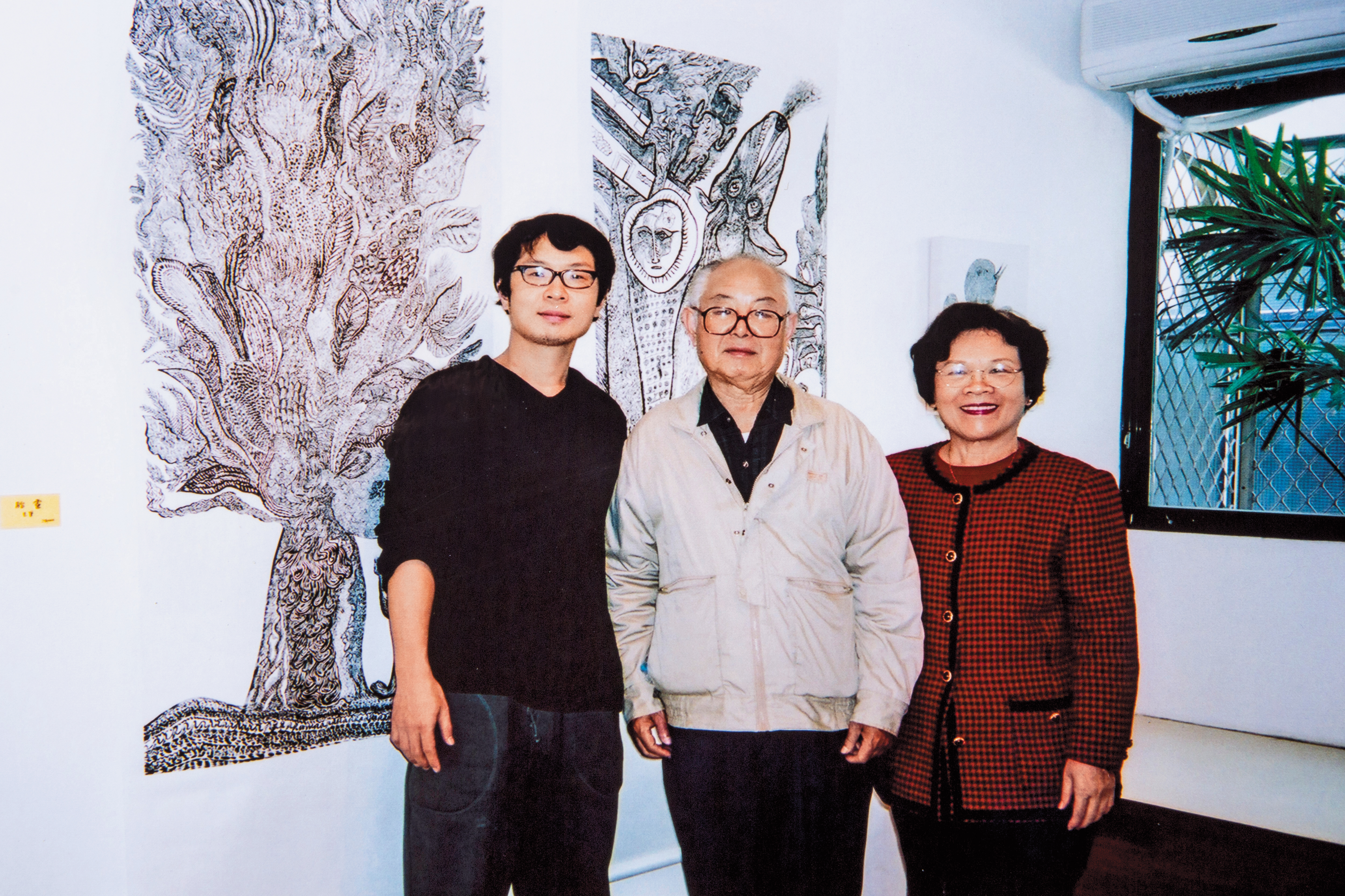 婚後，張立曄（左）在家裡舉辦「家庭美術館」展覽，與父母親留下難得的合照。（張立曄提供）