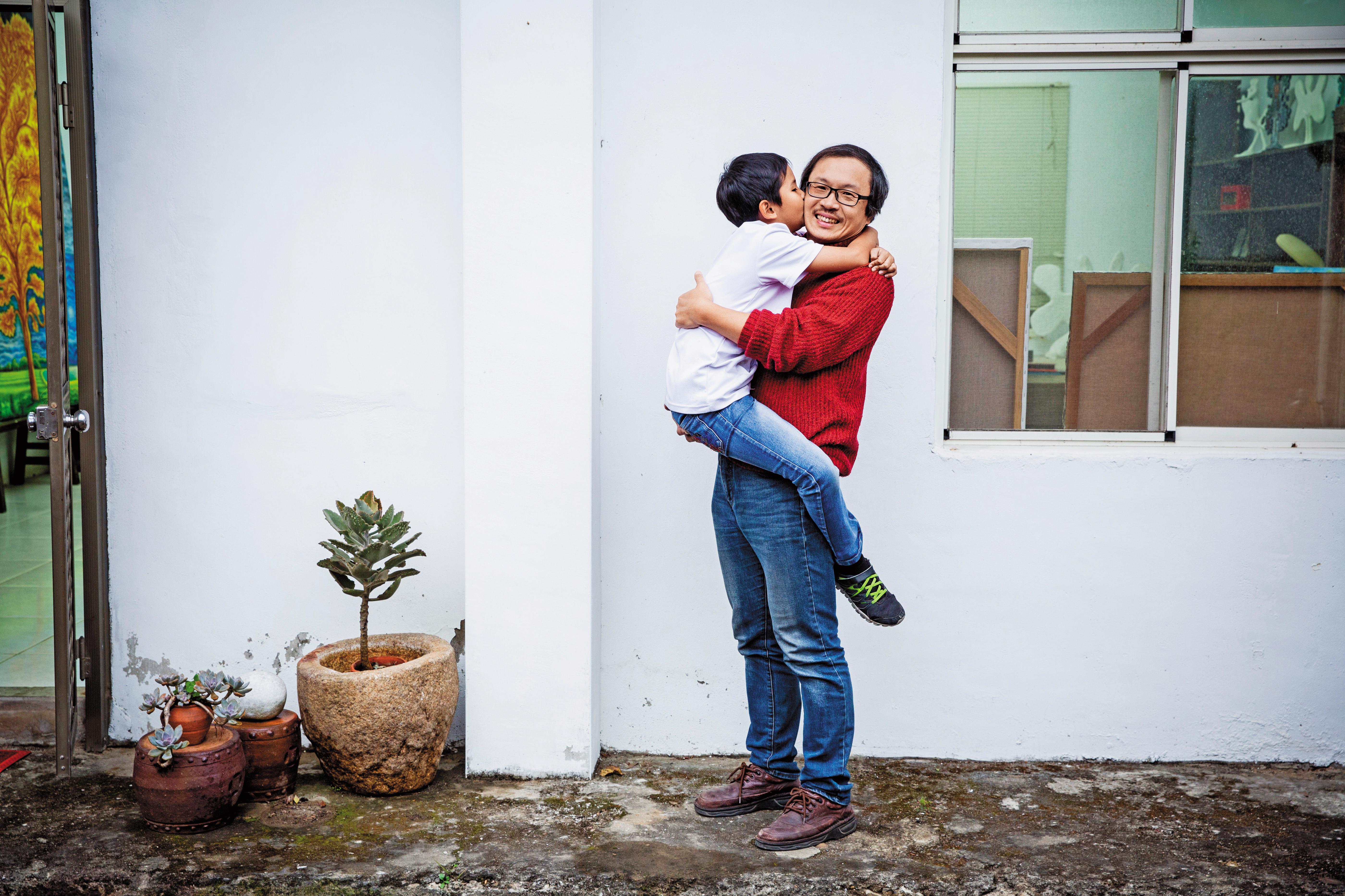 藝術家張立曄與兒子非常親密，沒有血緣關係的父子，卻有最深的牽掛。