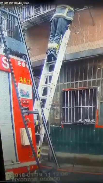 警消前往板橋金門破門救出黃父。（翻攝畫面）