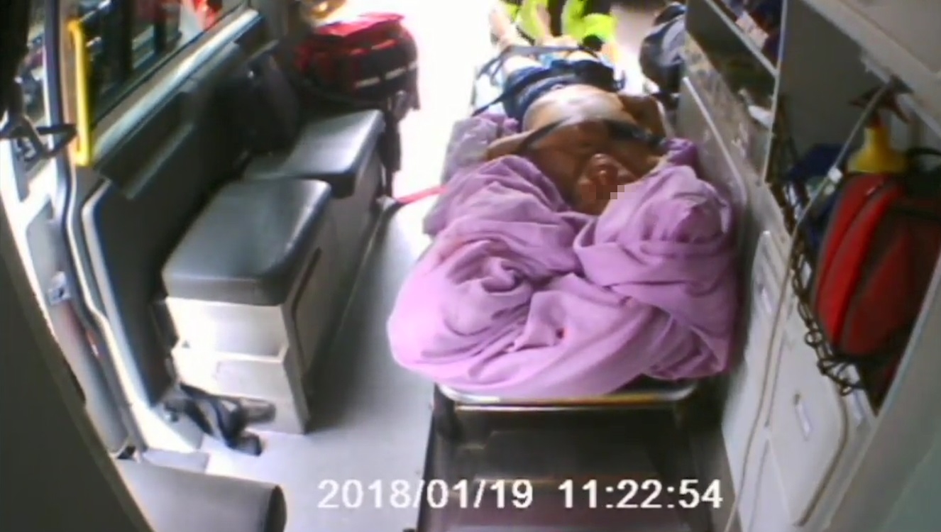 黃父被救出時頭部遭到重創，送醫時已宣告不治。（翻攝畫面）