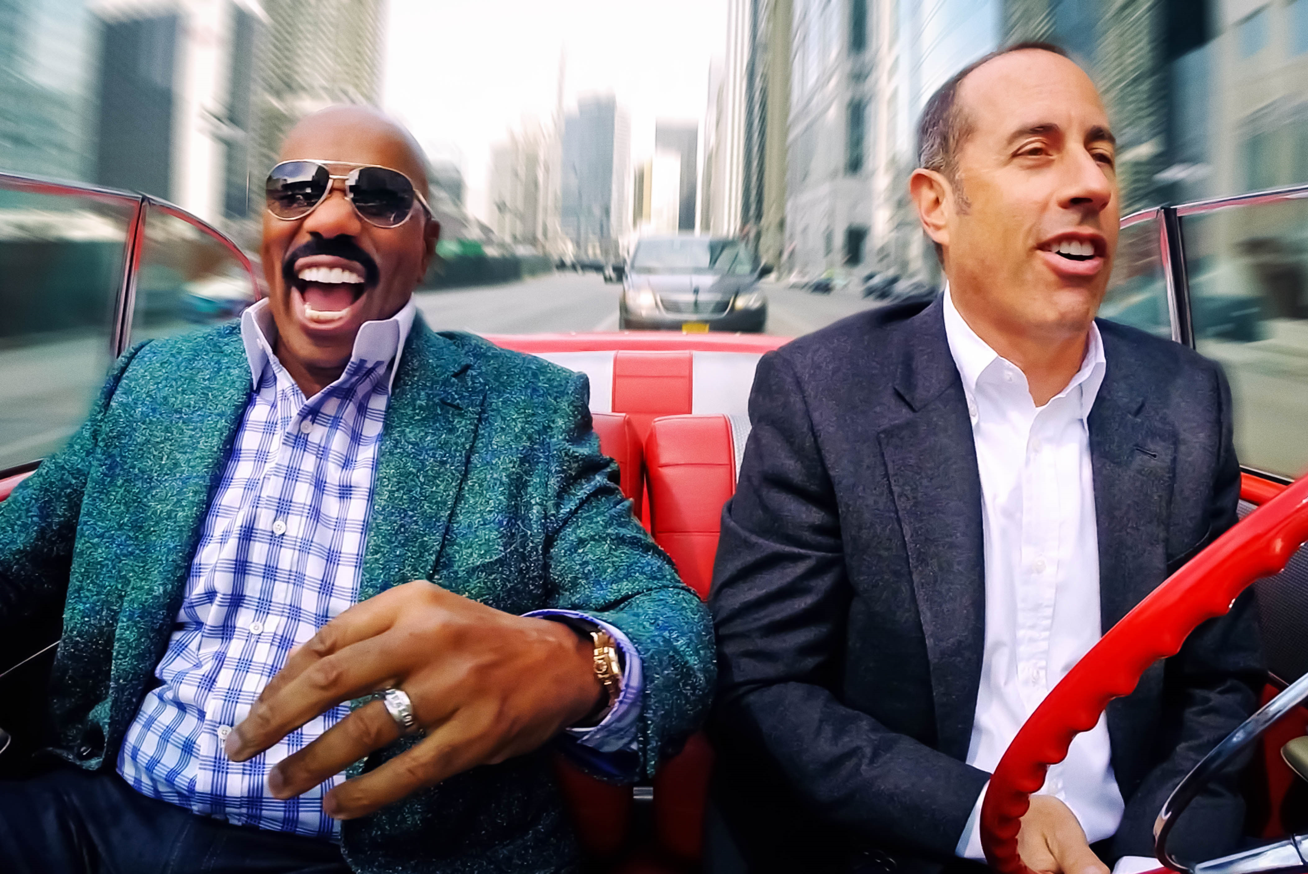 傑瑞史菲德（右）是《諧星乘車買咖啡》的靈魂人物，身兼主持人、駕駛、編劇、製作等，每一集都要講垃圾話。（Netflix）