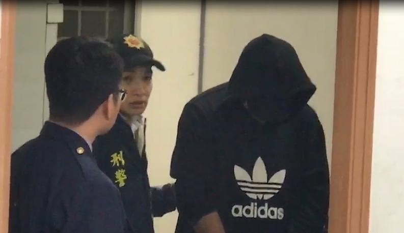 開槍的林嫌（右一）在台南警局內接受訊問。