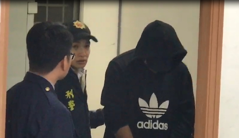 開槍的林嫌（右一）在台南警局內接受訊問。