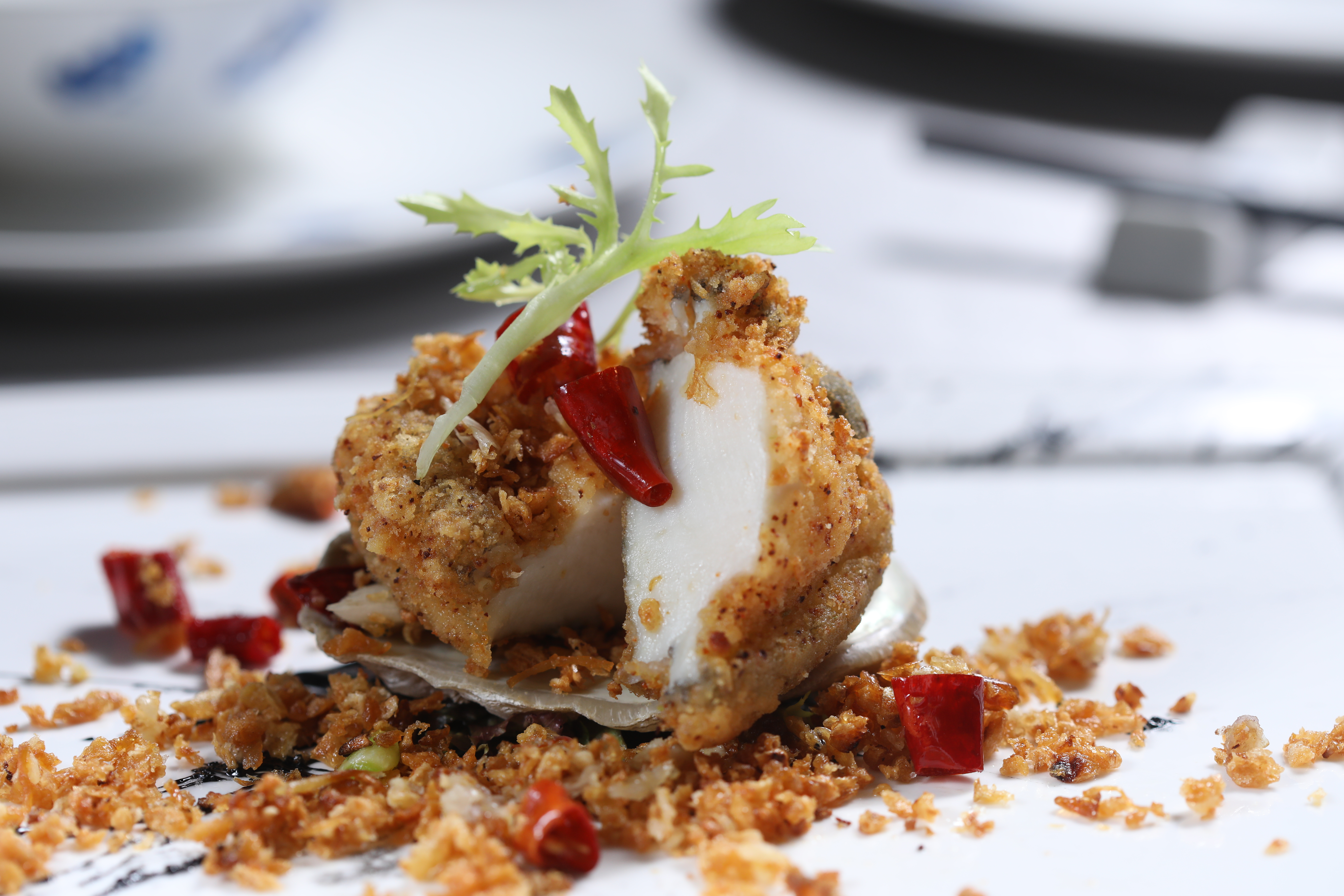 外皮酥脆的「避風塘鮮鮑魚」內裹保有軟甜口感，嘗得出主廚對火候的絕佳掌握度。（500元／位）