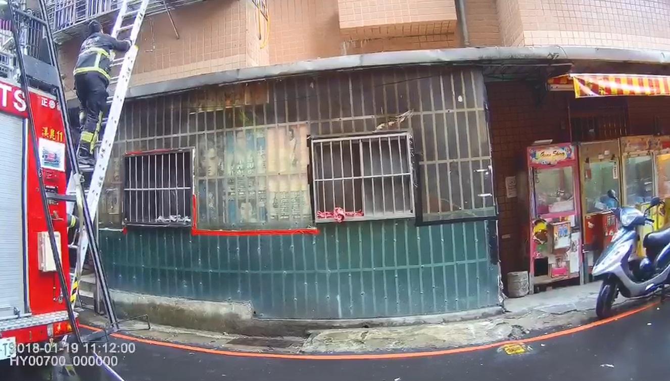 消防人員破門搶救黃父，但黃父因重傷而宣告不治。（翻攝畫面）