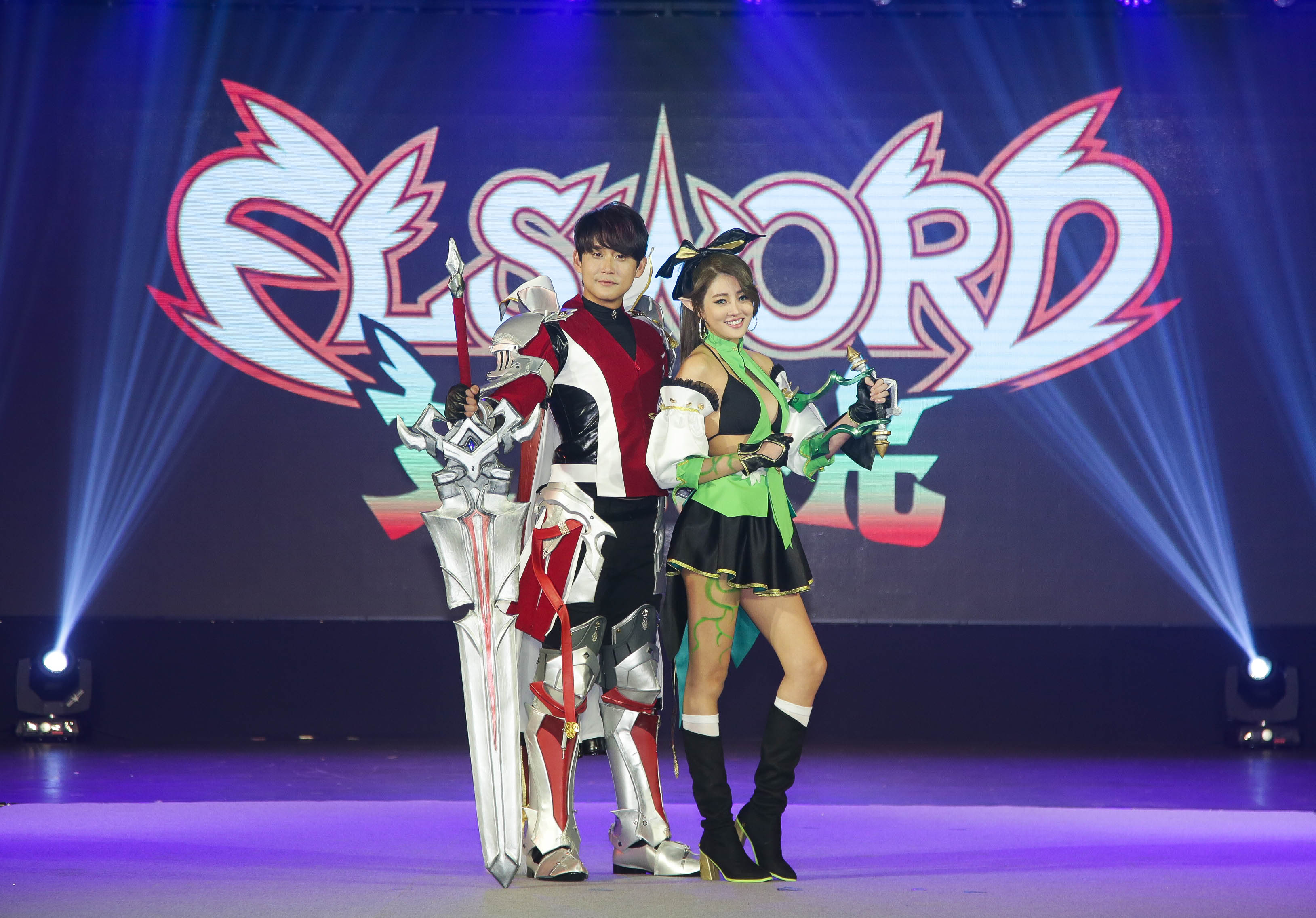 賴琳恩和陳乃榮夫妻一起代言電玩，在記者會上扮成遊戲人物。