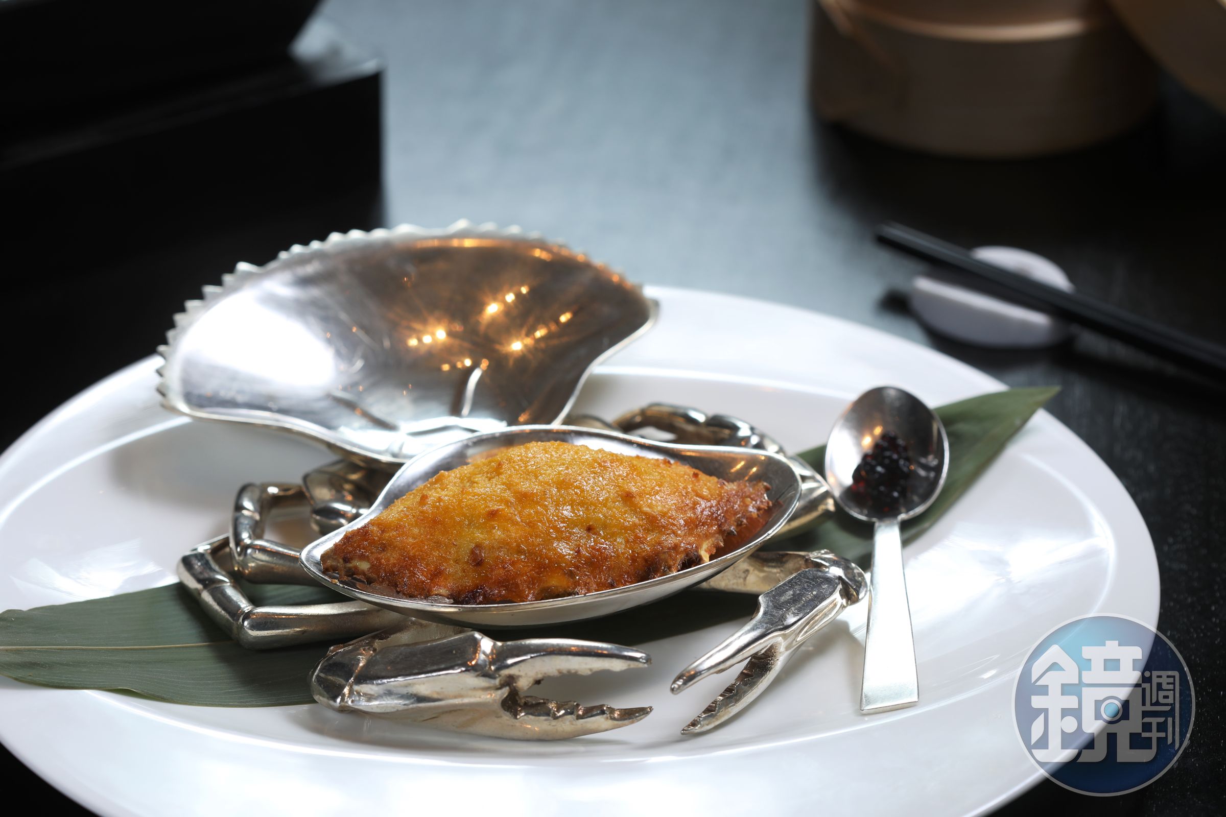 奶香酥潤的「焗釀鮮蟹蓋」搭配醋味晶球，好吃極了。（680元／份）
