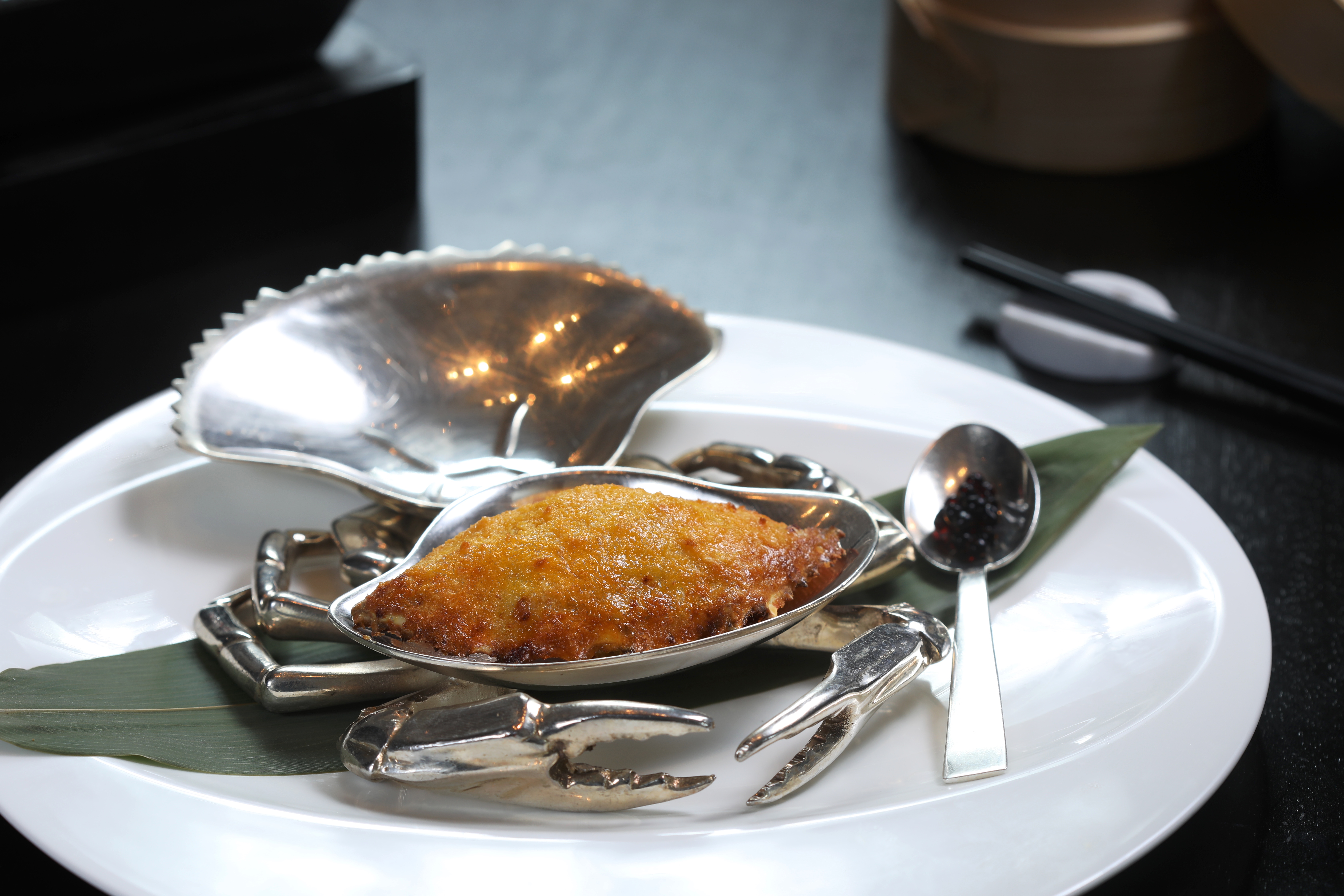 奶香酥潤的「焗釀鮮蟹蓋」搭配醋味晶球，好吃極了。（680元／份）