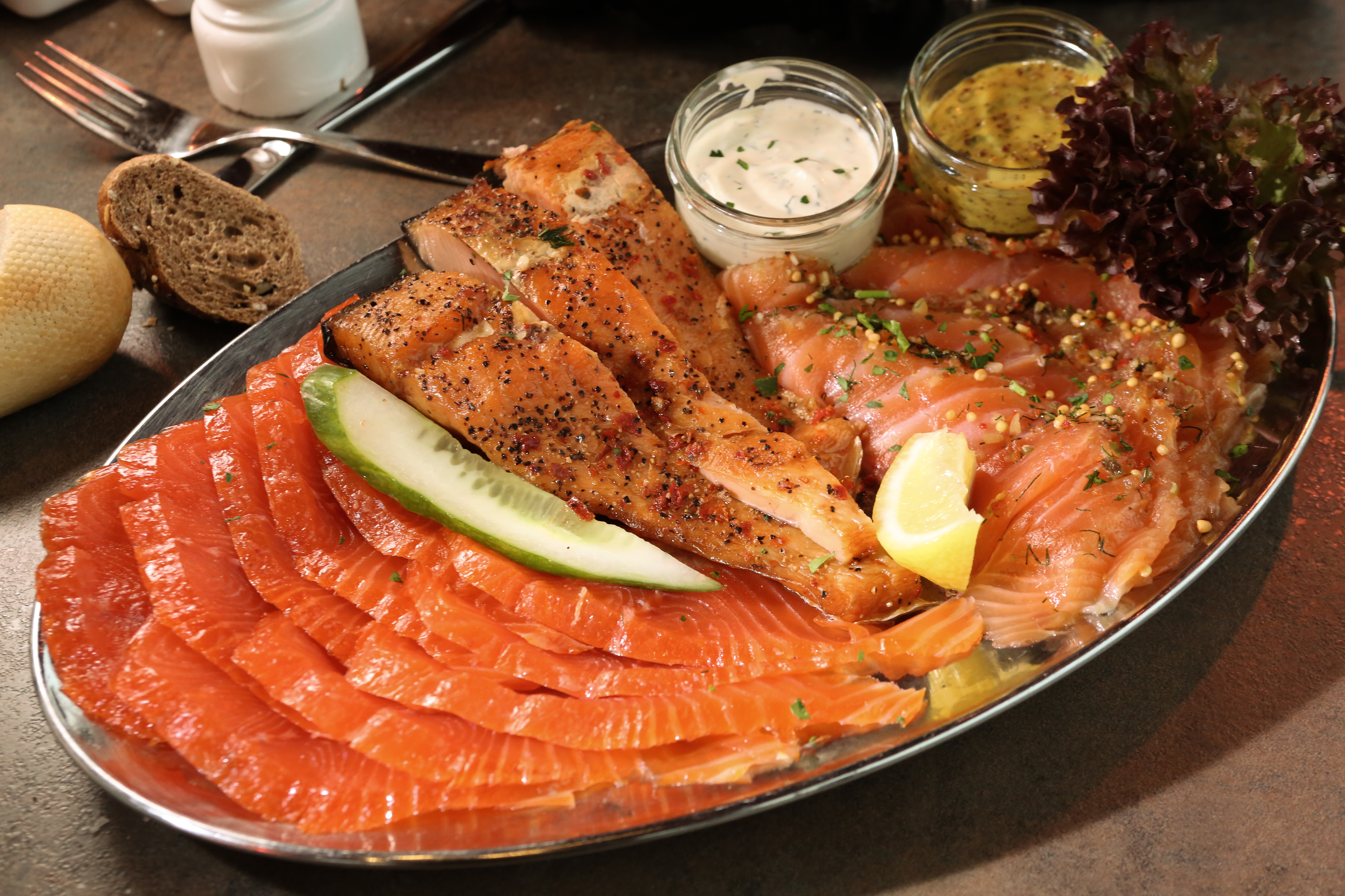 在卑爾根市區的魚市場Fisketorget，可以吃到最新鮮的鮭魚料理。