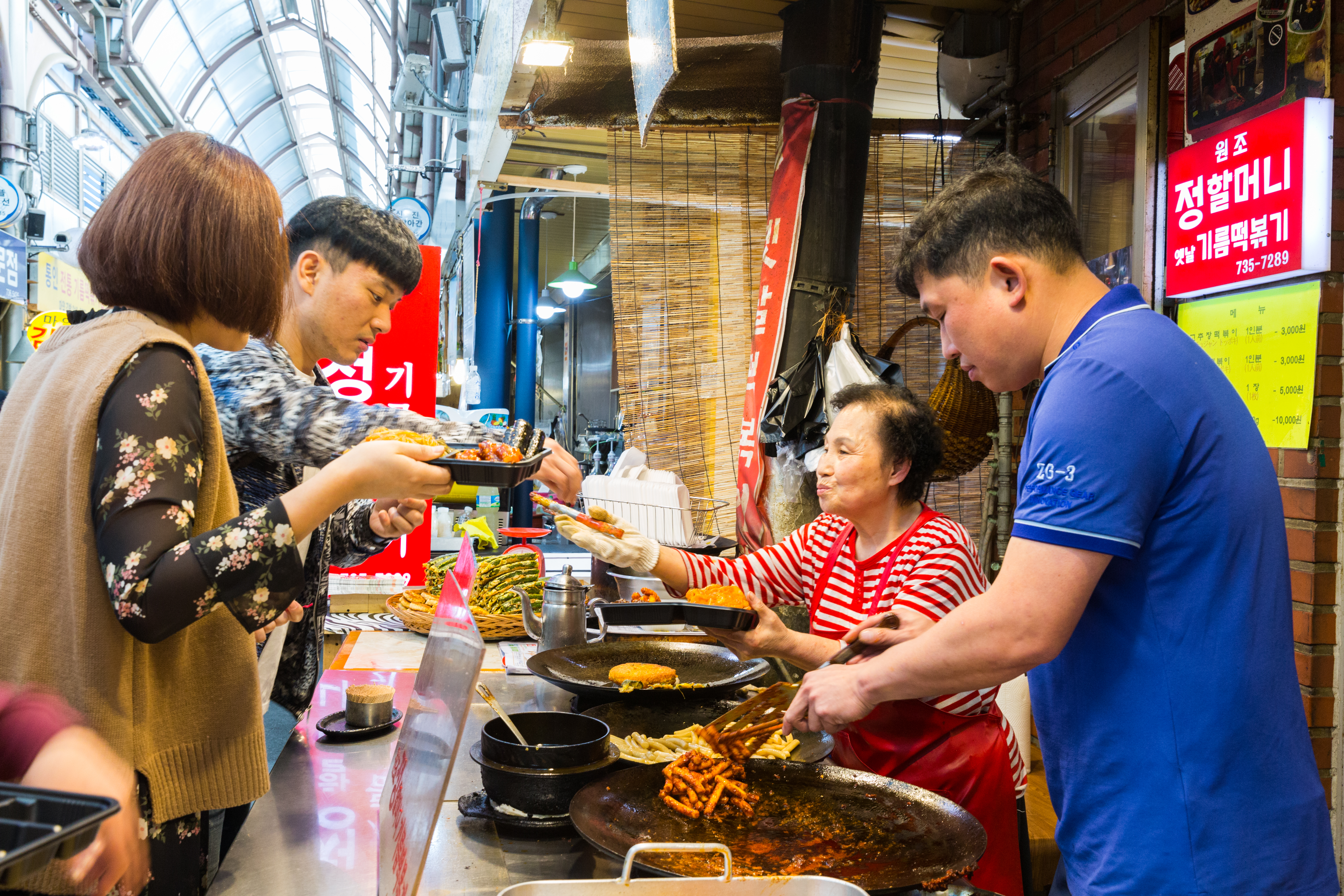 來韓國傳統市場，最棒的是可以一次品嘗多種韓系小吃。