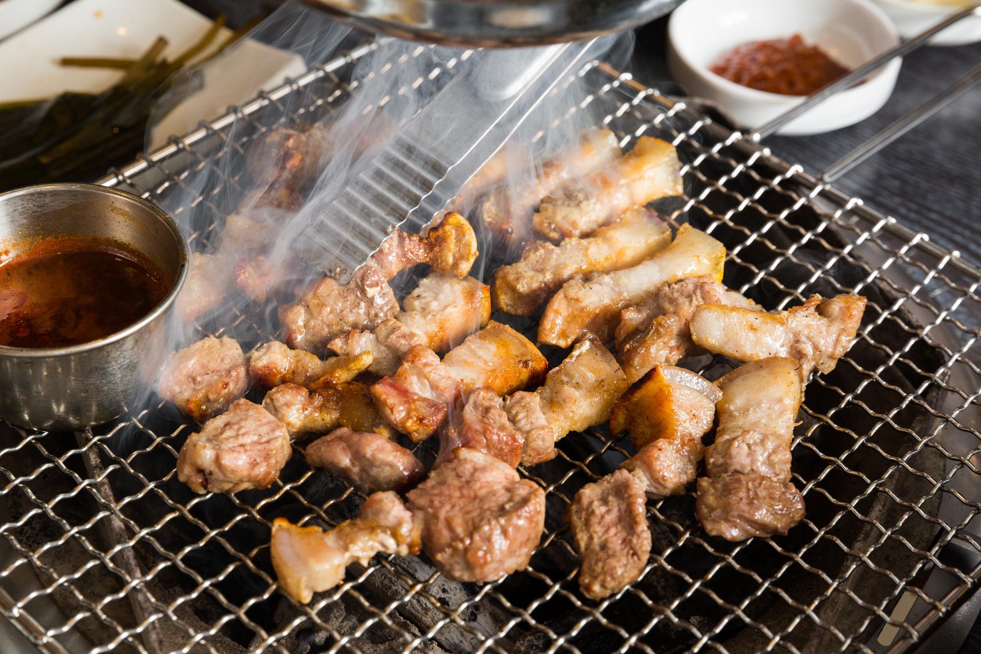 「黑豚家」選用濟州島黑豬肉，帶皮五花肉清甜有嚼勁。（20,000韓元／150g，約NT$595）