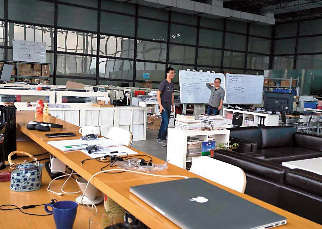 昀鑫公司在深圳占地千坪的辦公室，看不出營運不善的狀況。