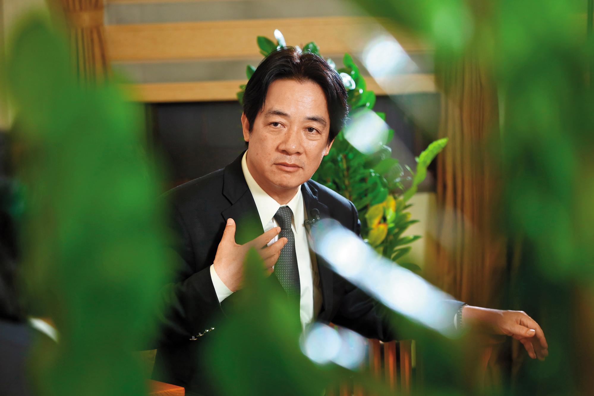 賴清德說叫他賴神或賴功德,他都不敢當,「我是凡人,豈可封神,但我覺得賴神的發音,跟德文的傾聽很像,我聽到每個人叫我賴神,是要傾聽大家的意見。同樣叫我賴功德,我會覺得若有能力幫助人,就盡量幫助人。」