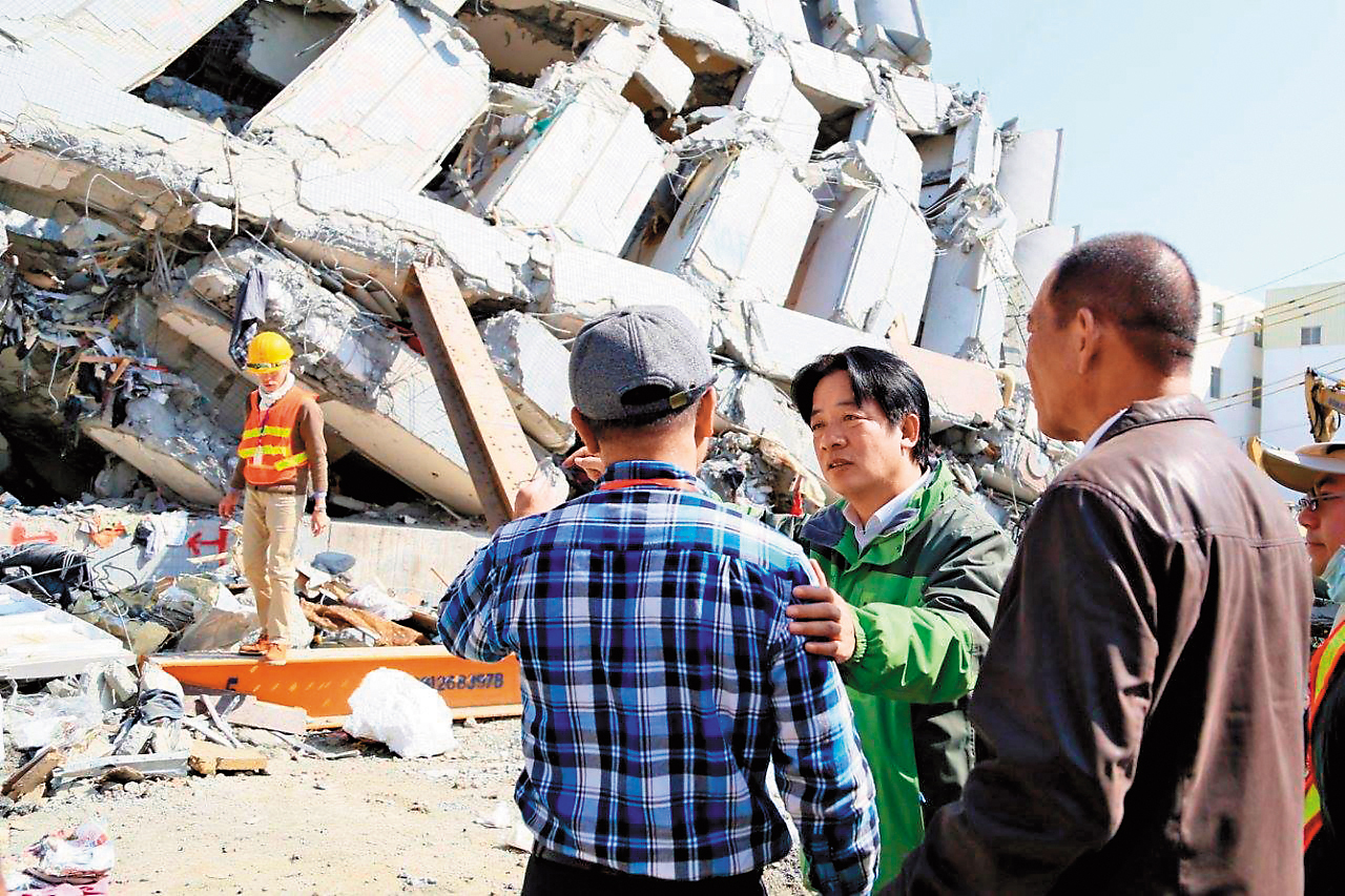 2016年台南維冠大樓倒塌，正值農曆新年，時任台南市長的賴清德（中）留守災難現場7天7夜，他感念全國各地前來幫忙的警消人員和捐款民眾，稱台灣是功德社會。（翻攝賴清德臉書）