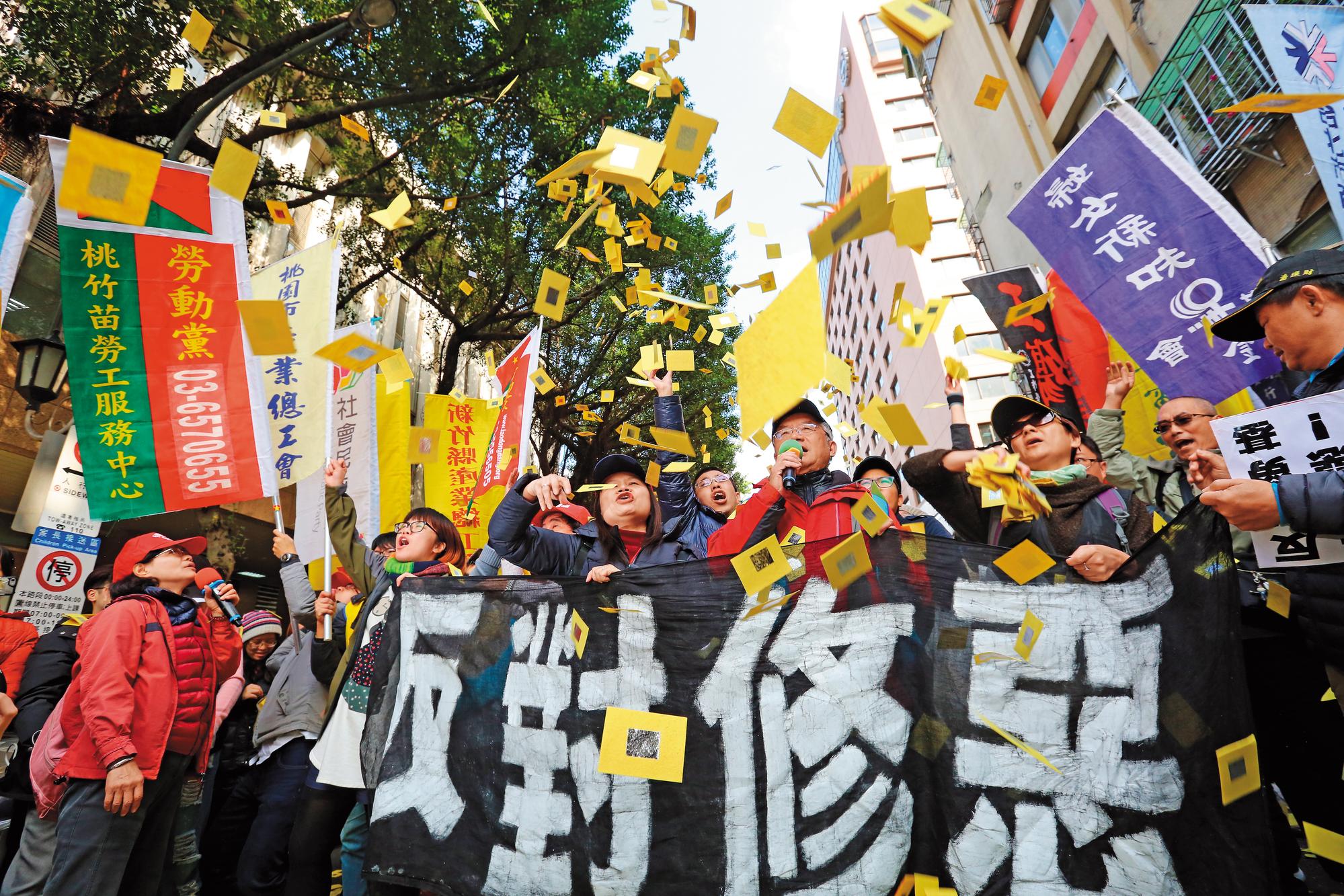 二修勞基法,加班費從做1小時算4小時、做5小時算8小時,改為核實計算,同步提出鬆綁7休1等規定,引發勞團上街抗議。