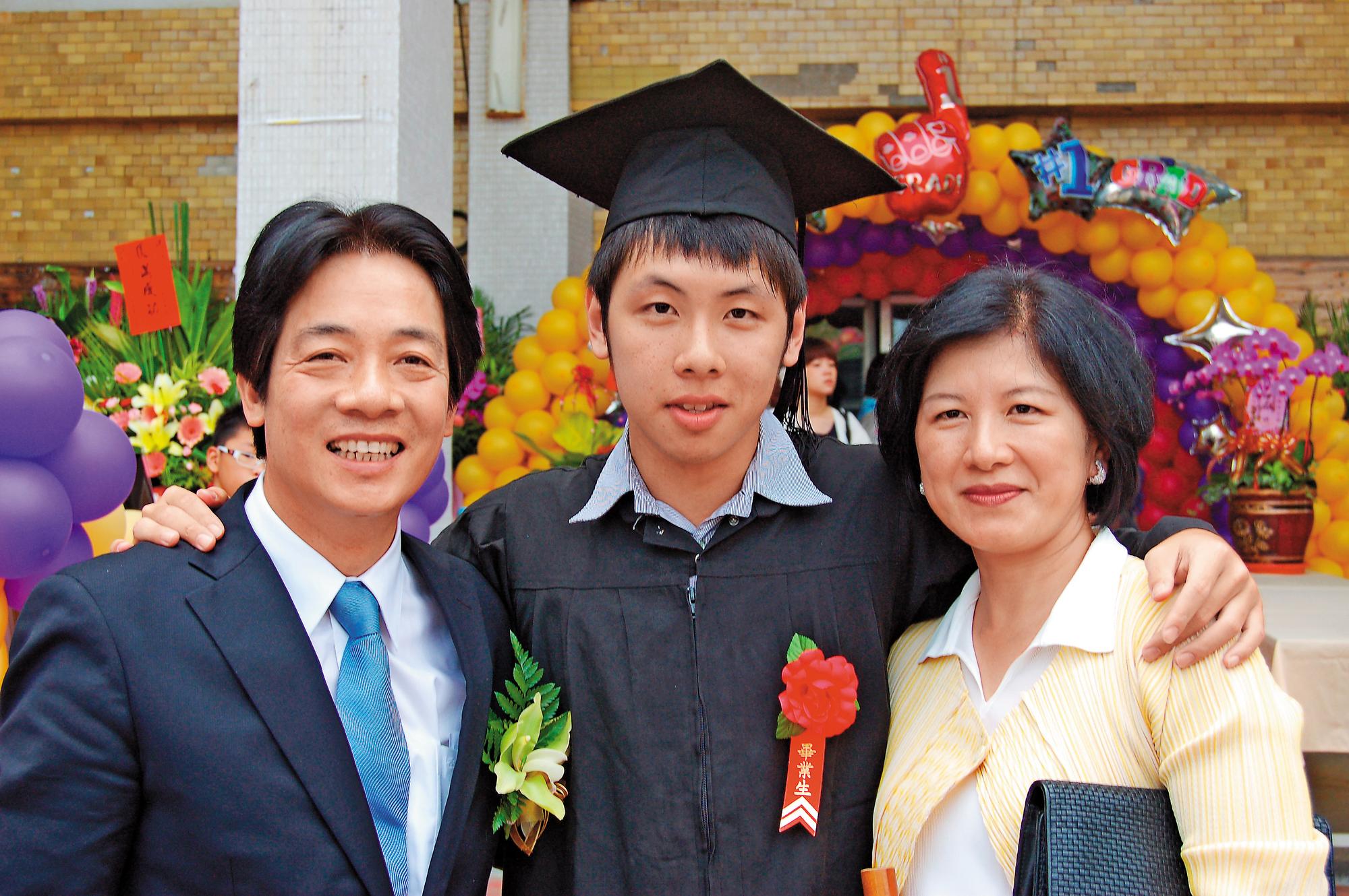 賴清德(左)與妻子吳玫如(右)3年前在大兒子賴廷與(中)成大畢業典禮合影,這是這個低調家庭唯一一次公開亮相。(聯合知識庫)