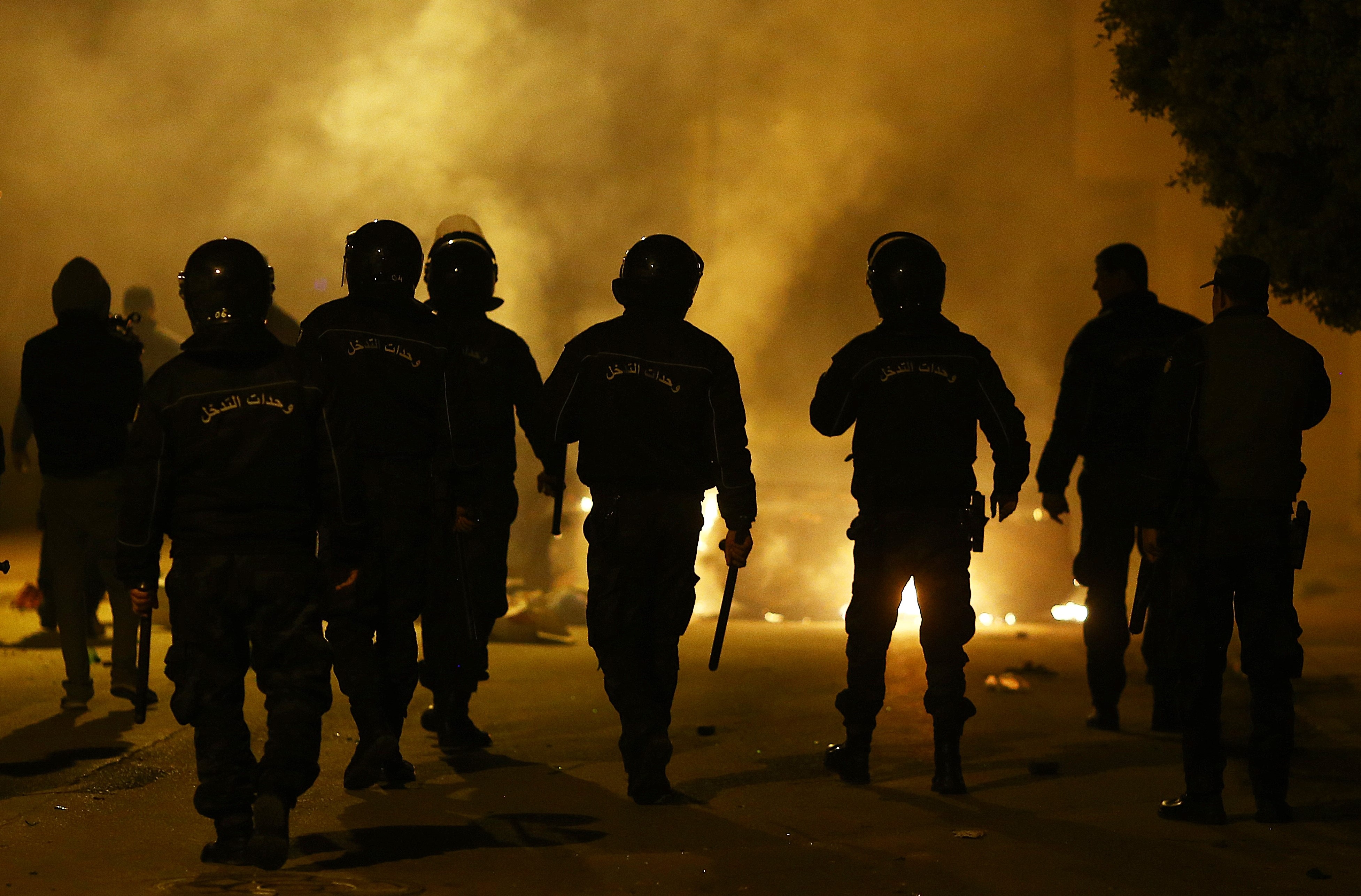 不滿物價高漲，突尼西亞街頭再度淪為警民戰場。（東方IC）