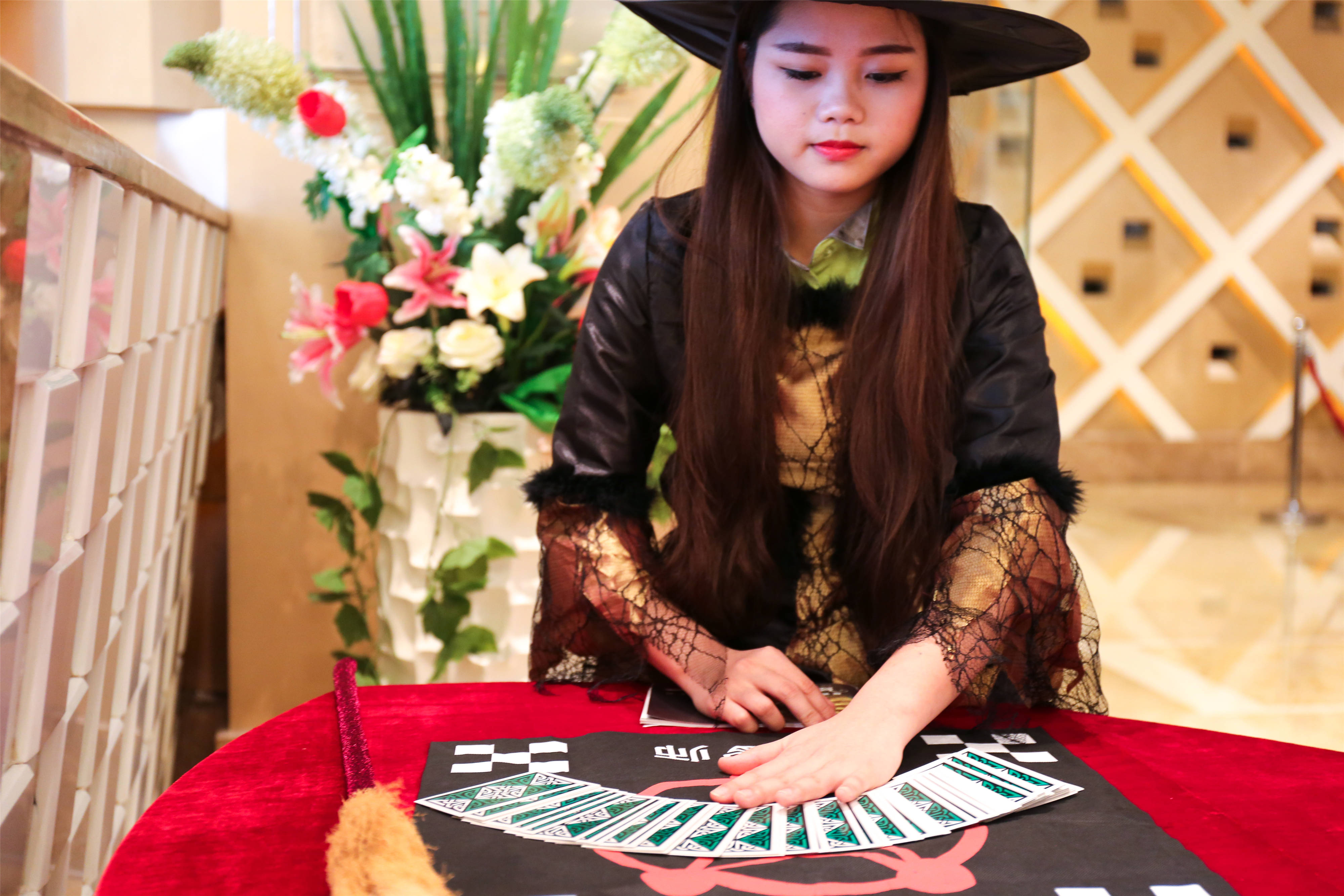 萬聖節扮裝成女巫的占星師。2018年星座專欄又重新興起的趨勢。（東方IC）