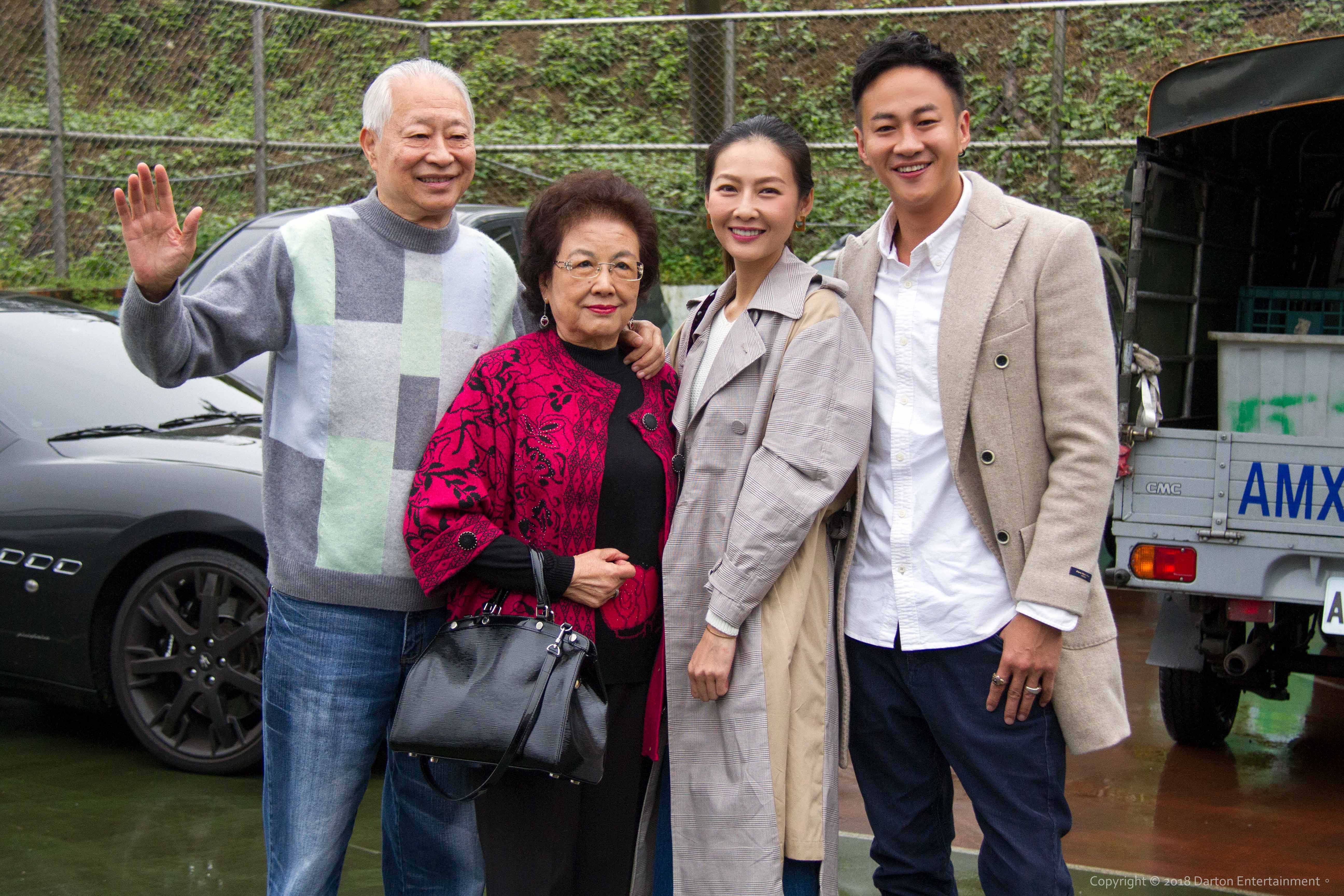 何爸何媽與何潤東夫妻，在自己社區主辦的愛心活動開心亮相。（達騰娛樂提供）