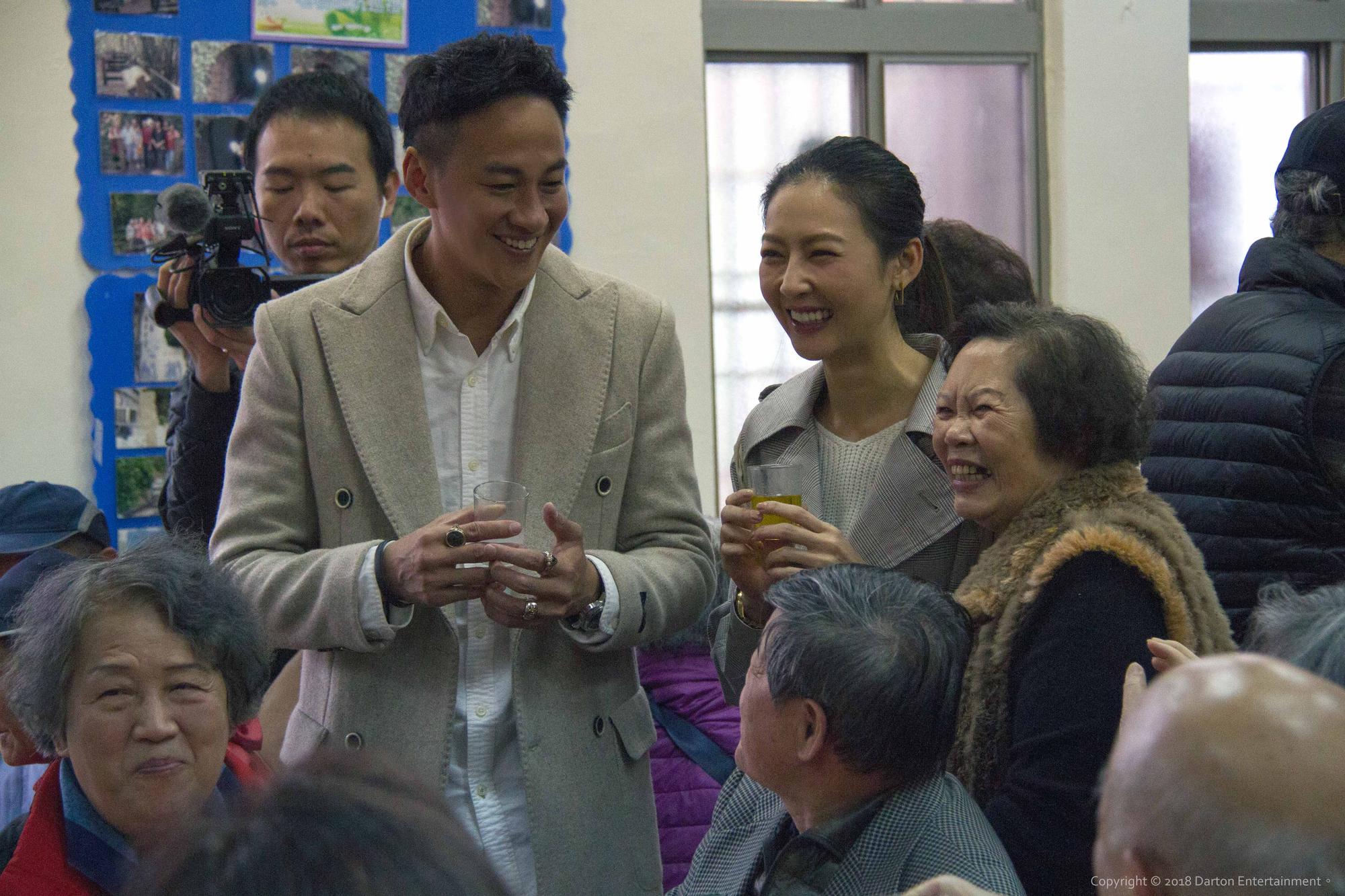 何潤東與PEGGY在餐會中逐桌跟長輩們敬酒。(達騰娛樂提供)