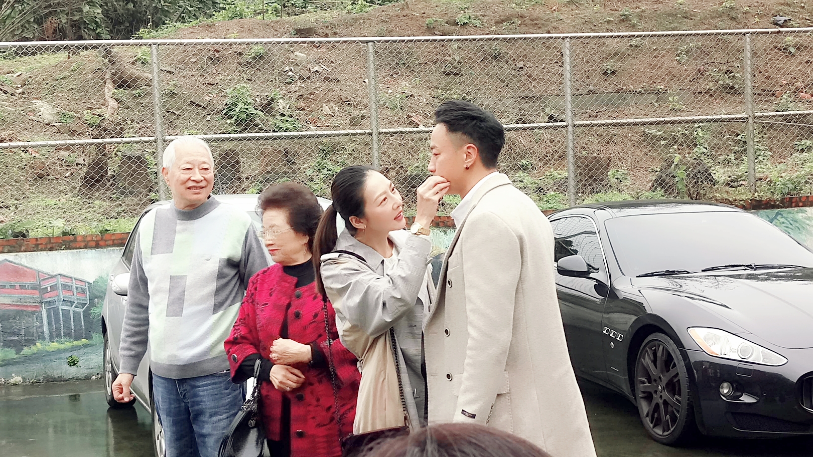 何潤東夫妻與何爸何媽感情好，連車牌號碼都一致。