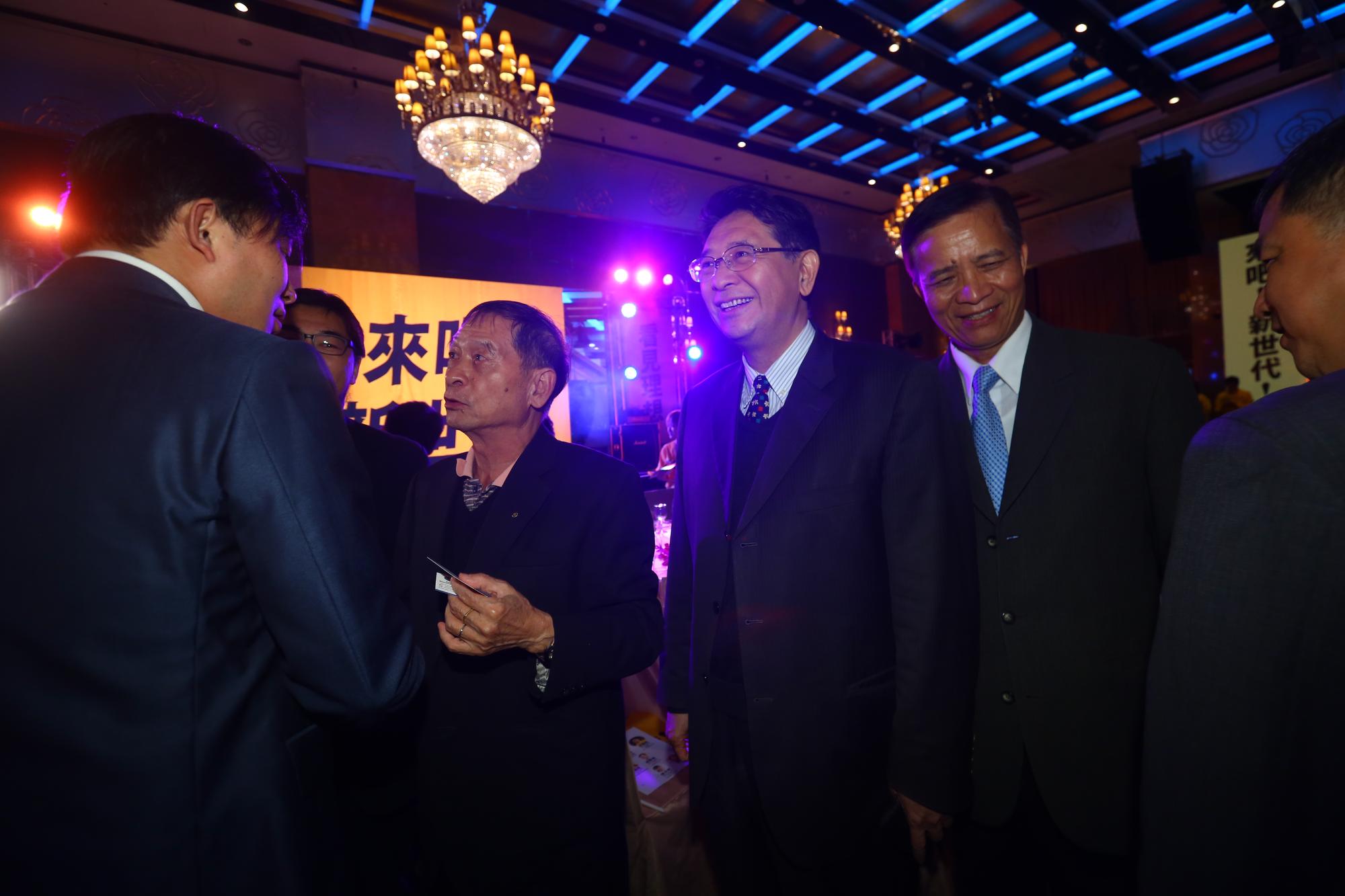 立法院祕書長林志嘉(右2)、顧問高建智(右1)到場祝賀。