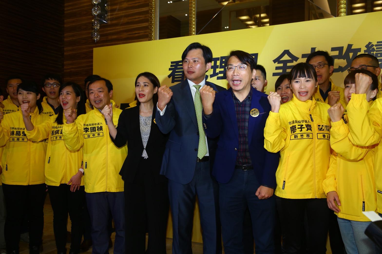 時代力量今晚舉行3週年黨慶,主席黃國昌、立委徐永明與21位首波縣市議員提名人一同合照造勢。