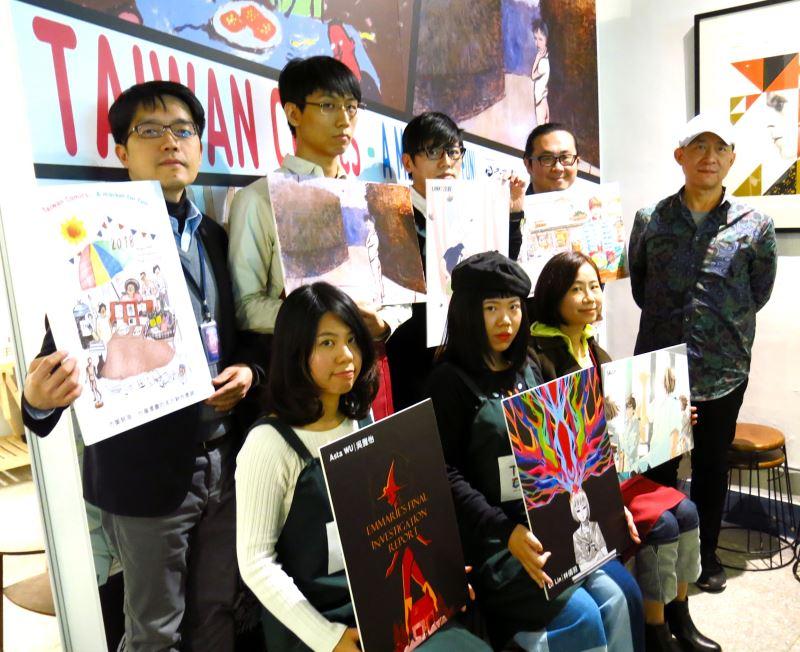 安古蘭漫畫節25日登場，左二起台灣漫畫家曾耀慶、次叔、阮光民、策展人黃健和；左下起為吳雅怡、林倩羽、SALLY。