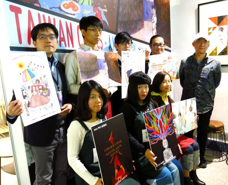 安古蘭漫畫節25日登場，左二起台灣漫畫家曾耀慶、次叔、阮光民、策展人黃健和；左下起為吳雅怡、林倩羽、SALLY。