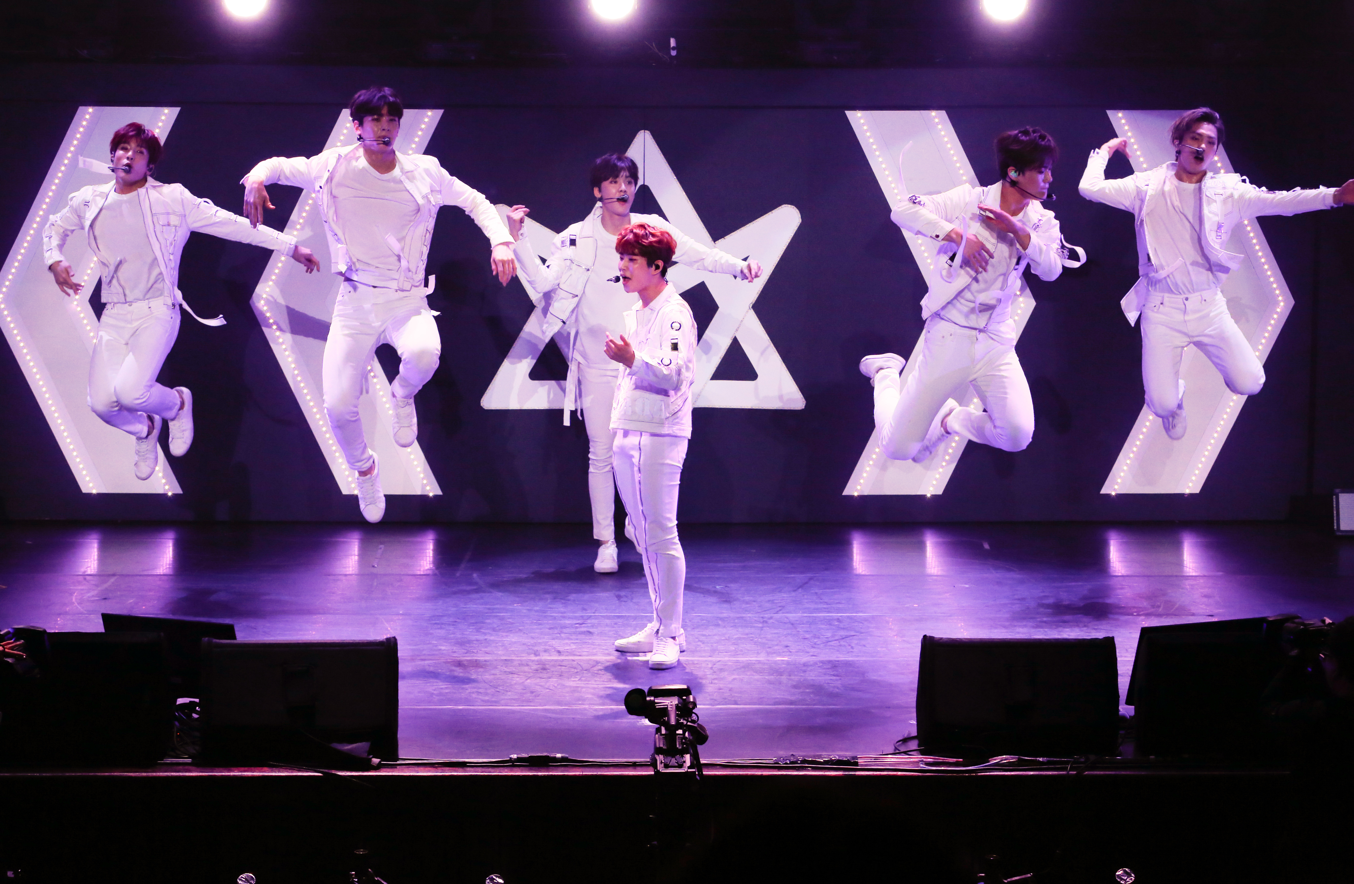 ASTRO在台灣舉辦首次演唱會，平均20歲的大男孩奮力表演歌舞，跳到滿身大汗。