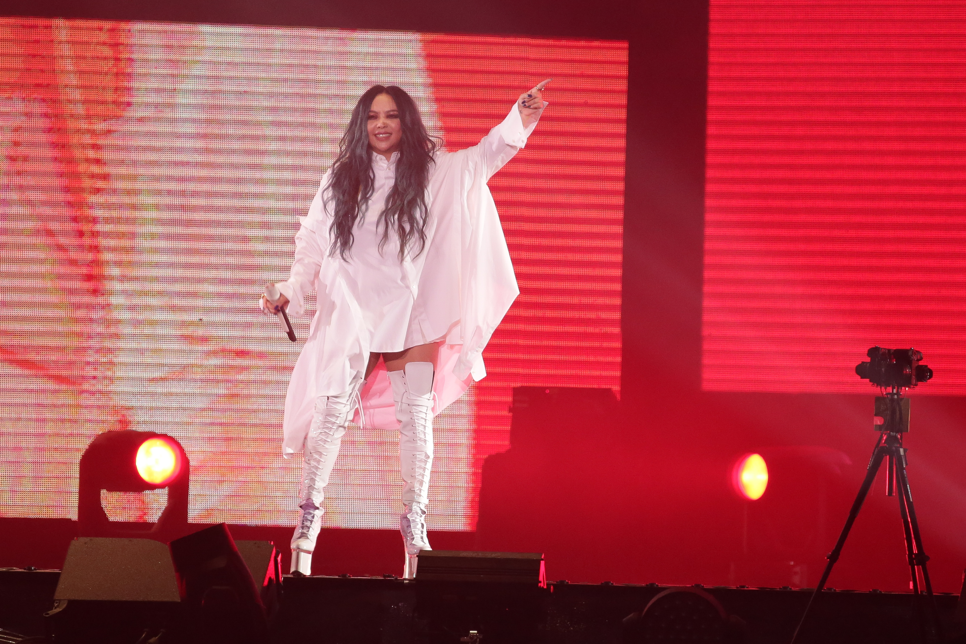 張惠妹開場便運用超過5萬顆銅線燈材，展現巨星氣勢。