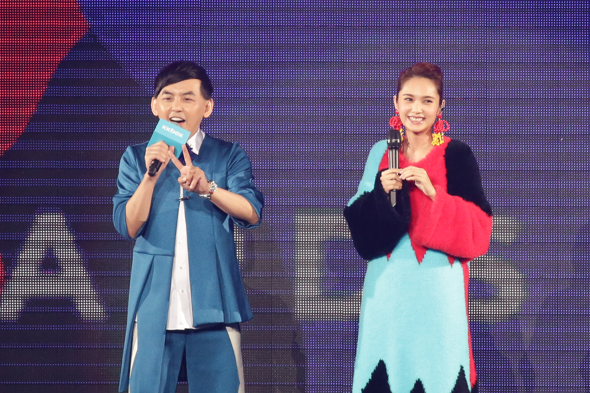 握著李榮浩送的麥克風開唱，是一種偷偷放閃的概念。 