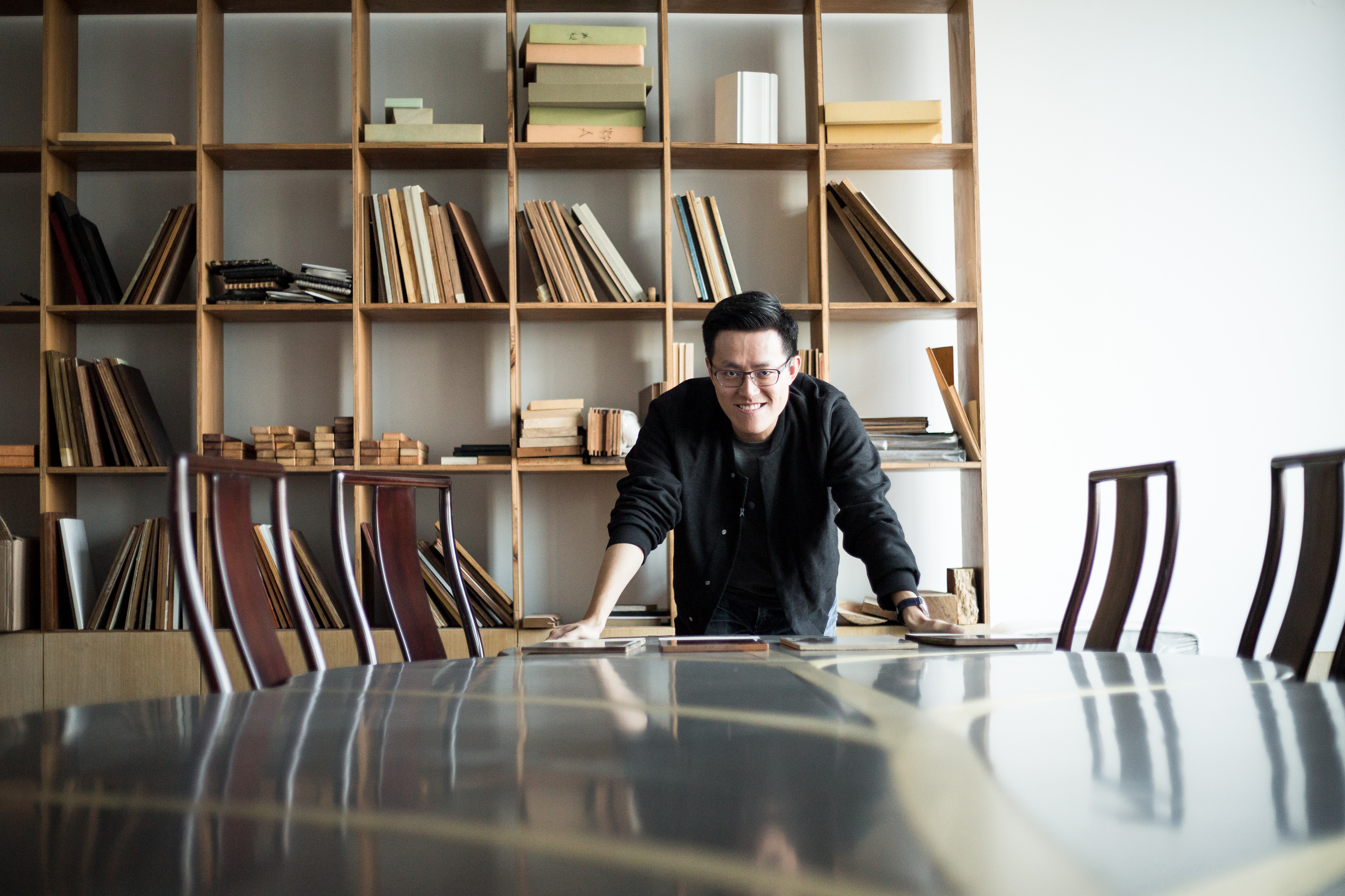 29歲的林宏諺，是有偶設計創辦人，感受到許多同業因不景氣而關掉設計公司，為不想自己在舒適圈裡溫水煮青蛙，去年6月，決定赴大陸深圳一闖。