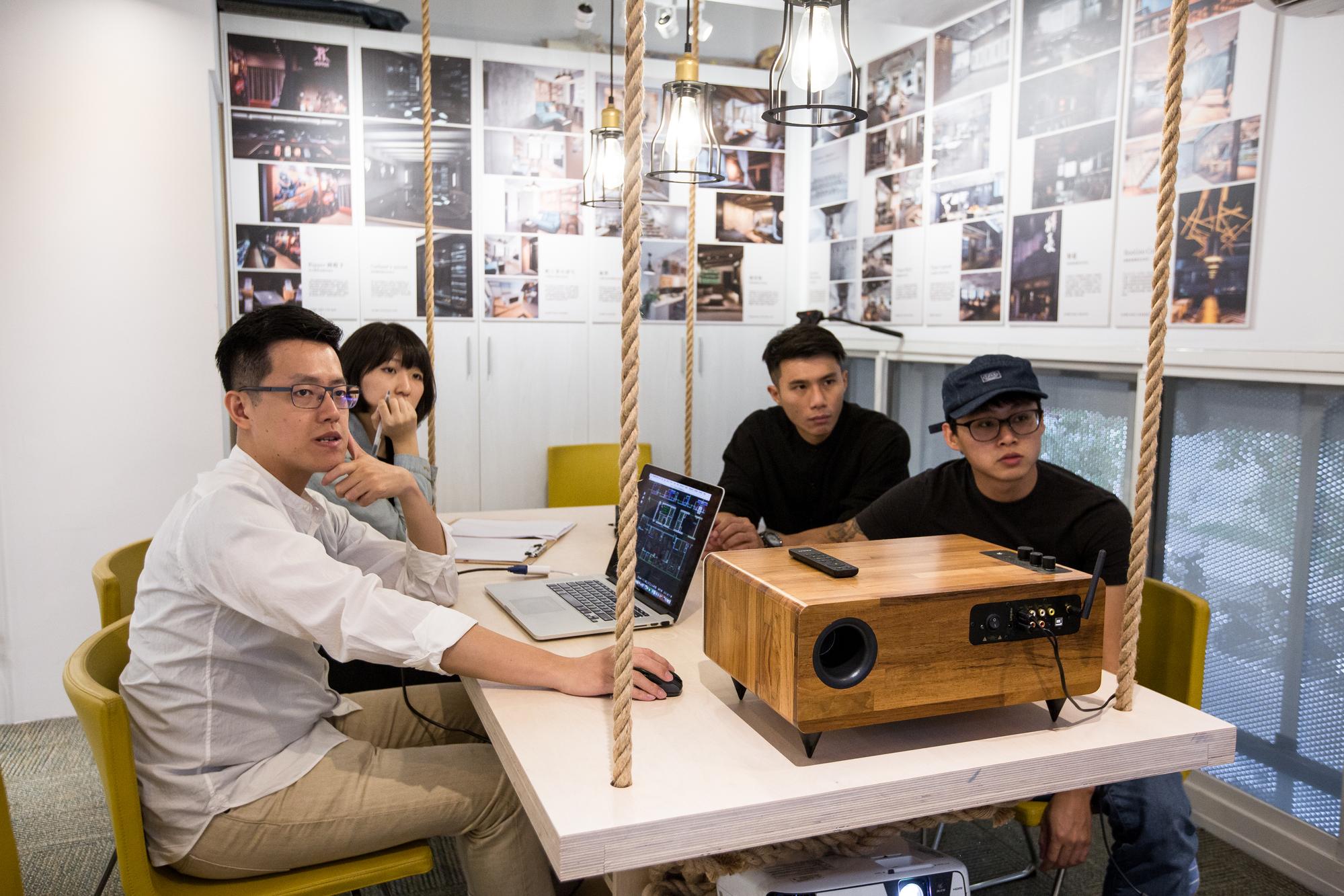 重義氣的林宏諺（前左1），常心軟讓朋友分期付款，卻遇上一次被拖欠150萬元，前債加後債，公司差點週轉不靈，所以他十分感念一路陪他走過來的員工。