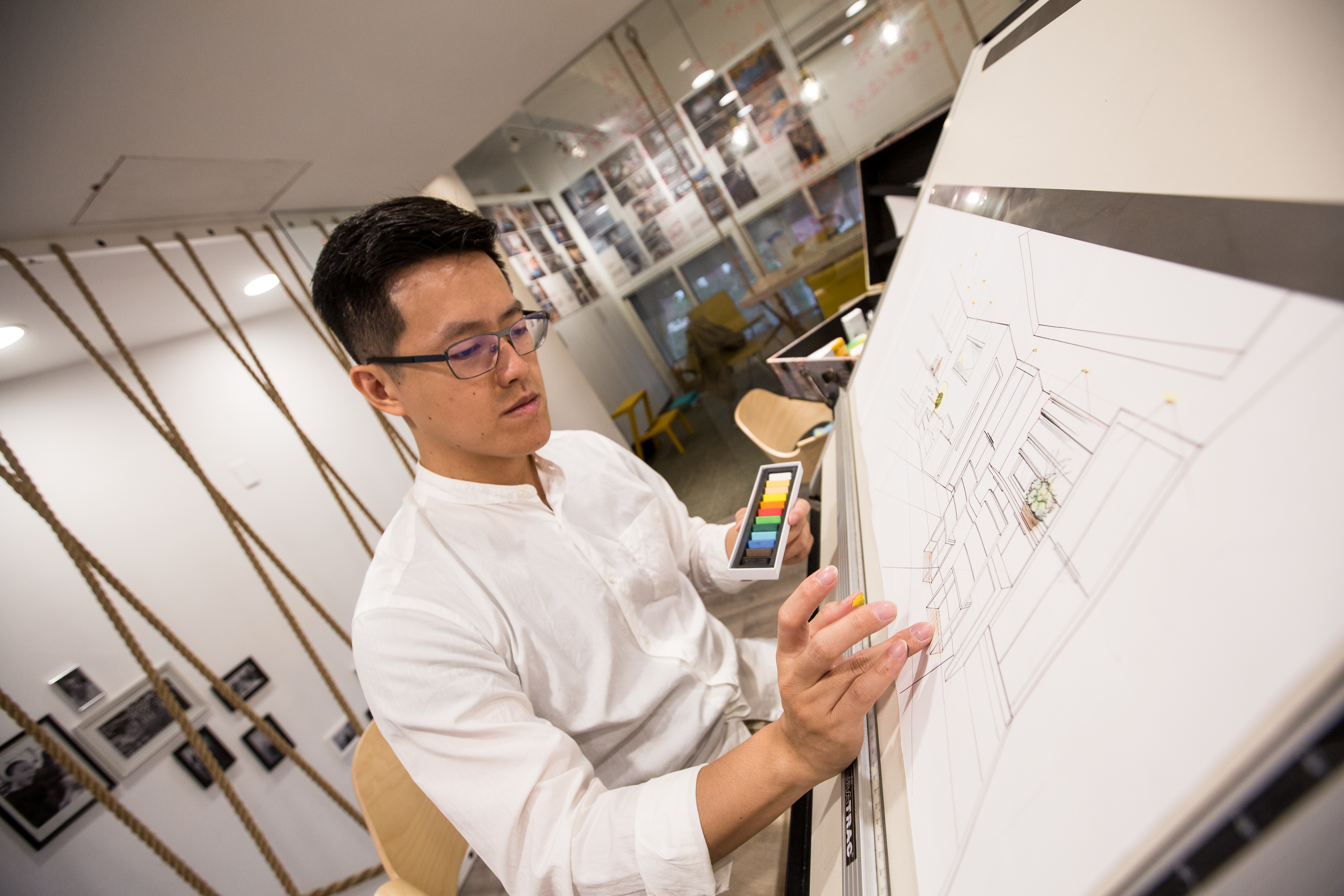 林宏諺畢業於輔仁大學圖書資訊學系，儘管非本科班出身，他靠著勤做筆記、上網寫部落格與前輩教學相長，以及眾多的實務累積，至今兩地已有10名員工。