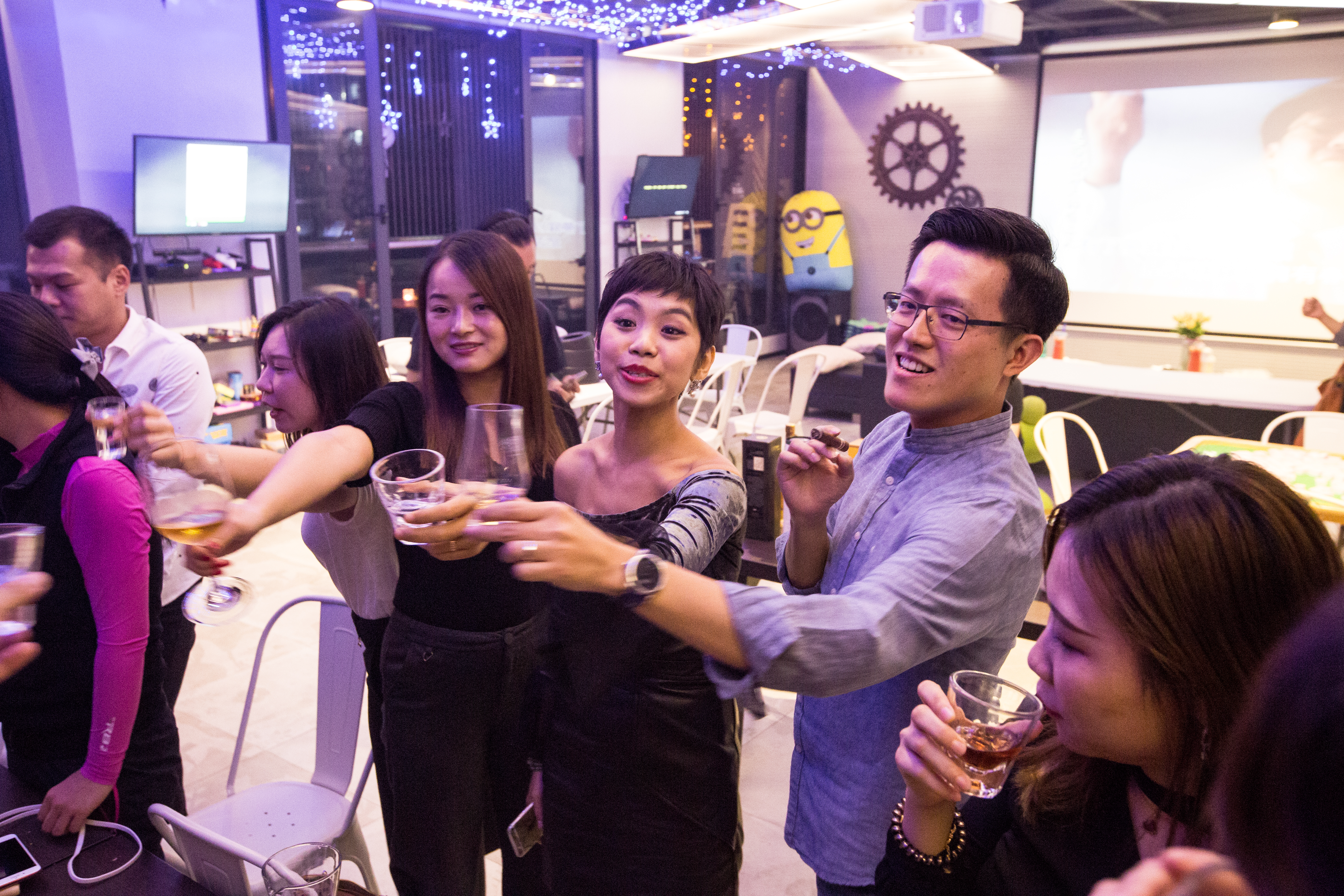 林宏諺在深圳積極拓展新人脈,他用關鍵字「葡萄酒」、「威士忌」搜尋微信公眾號,加入固定在深圳舉辦的「車公廟飯局」。