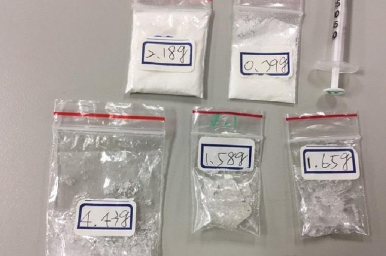 警方在劉嫌身上、病床縫隙搜出海洛因、安非他命等毒品。（警方提供）