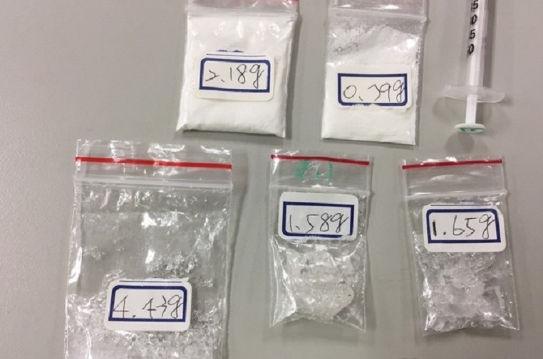 警方在劉嫌身上、病床縫隙搜出海洛因、安非他命等毒品。（警方提供）