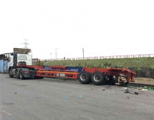 肇事自小客車撞擊擊力量之強大,使得被撞的半聯結車後側偏移到路邊。(消防局提供)