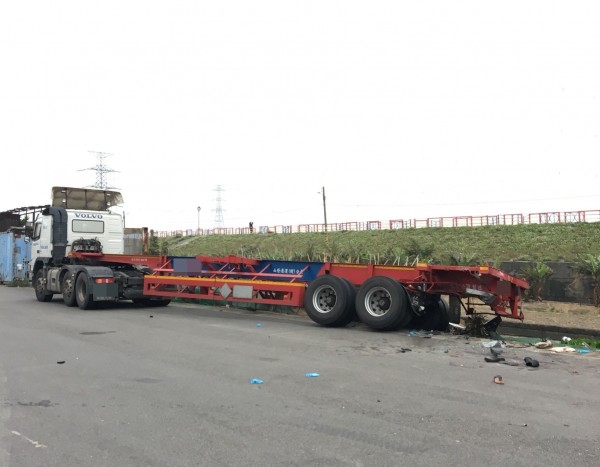 肇事自小客車撞擊擊力量之強大，使得被撞的半聯結車後側偏移到路邊。（消防局提供）