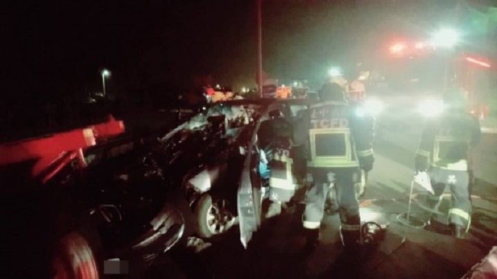 肇事自小客車撞擊力量大，車頭幾乎全毀，兩人被救出已無生命跡象。（消防局提供）