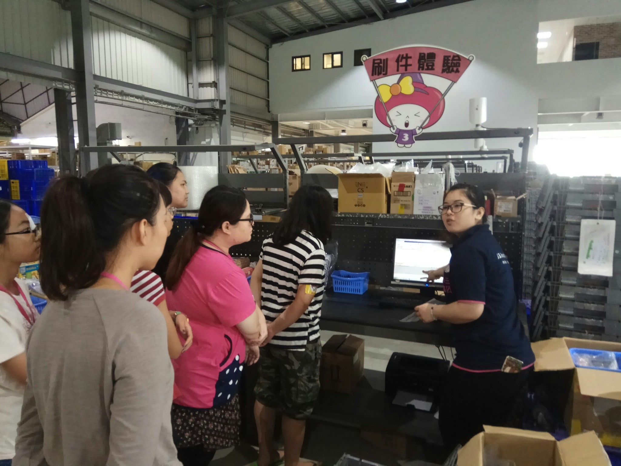 小三美日每月定期舉辦會員參訪日，提供物流刷件、撿貨體驗活動。(豐晨貿易提供)