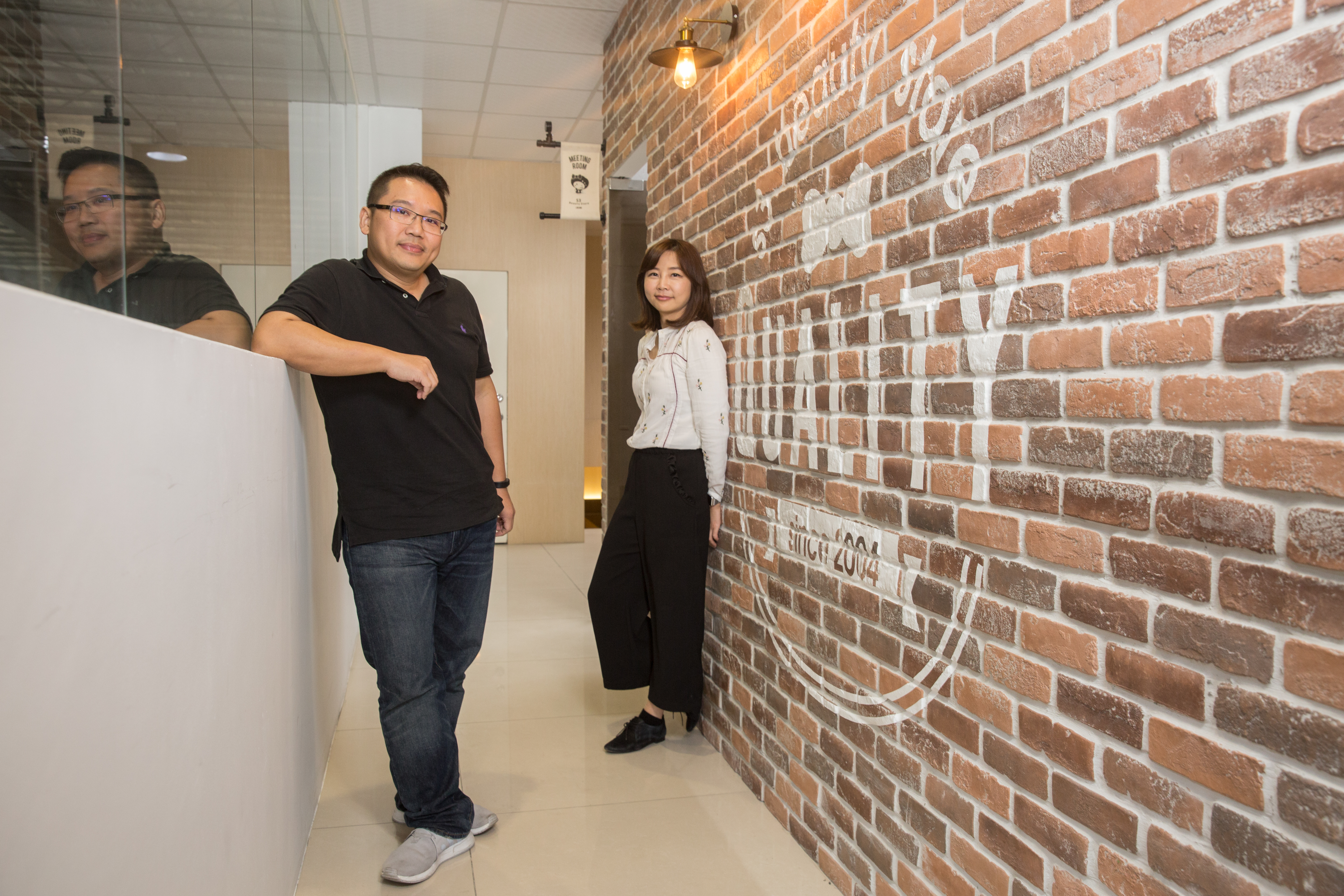 許書林(左)與許婕穎(右)斥資2億元擴倉，重新裝潢的總部頗具設計感。