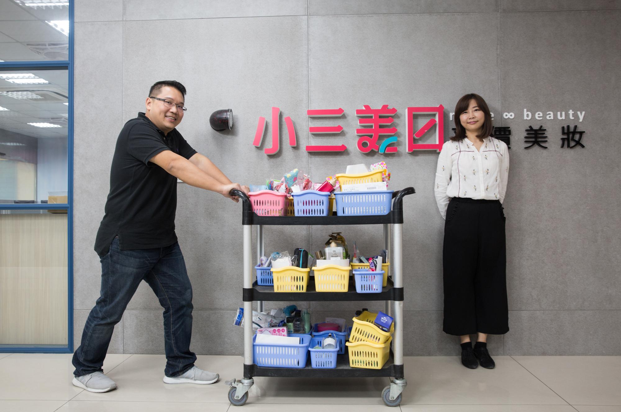 許婕穎（左）與許書林（右）兄妹從做平行輸入美妝產品起家，創立的小三美日如今是國內最大美妝垂直電商，年營收達20億元。