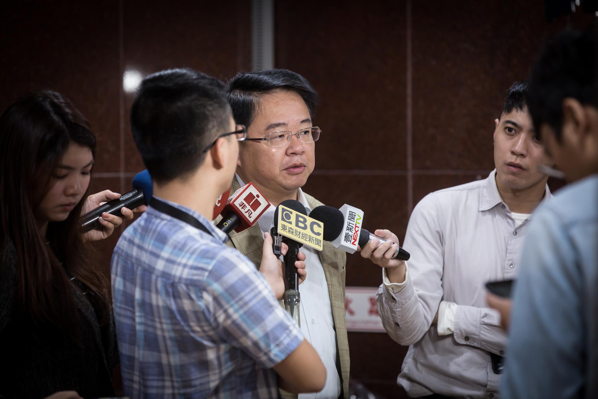 對黨內拱天王參選聲浪不斷,吳秉叡坦言,他的知名度確實不如黨內天王,但他認為選民眼睛雪亮。