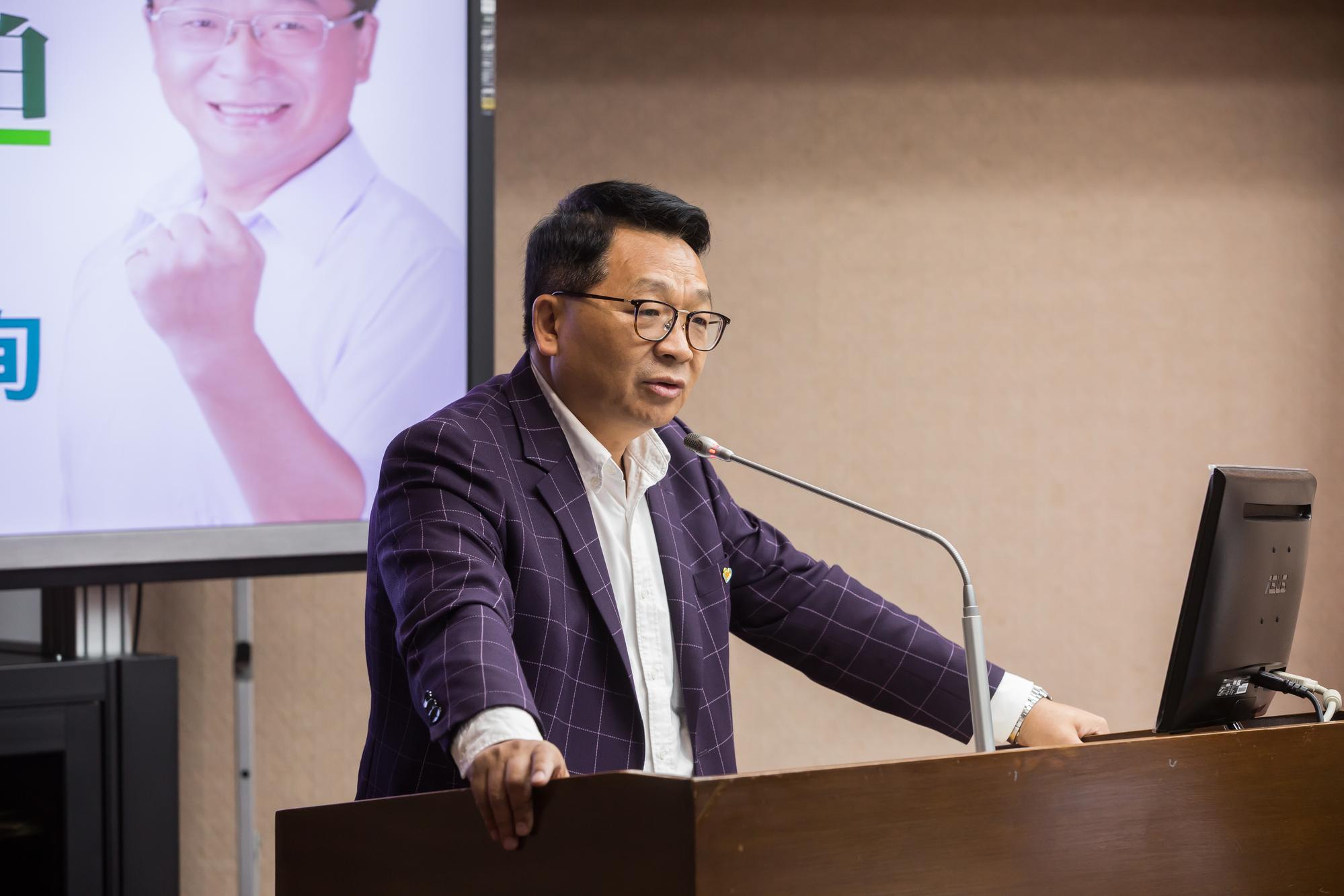 陳歐珀向蔡英文表示，現在民進黨的人選還沒確定，黨內各陣營民調分散才導致落後。